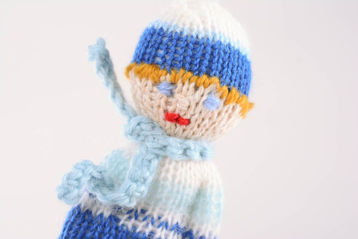 Petite poupée tricotée avec des aiguilles décorative  photo 3