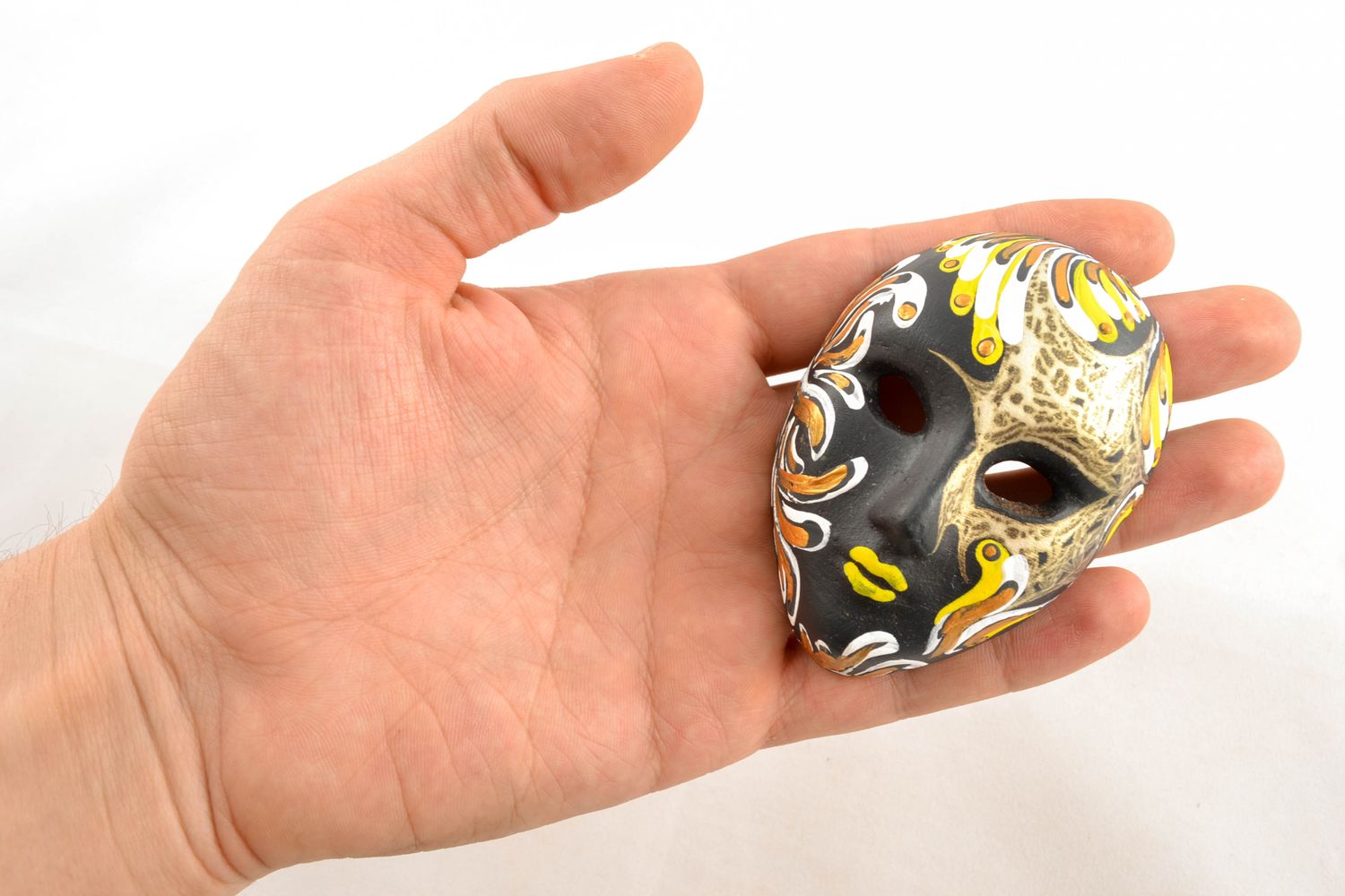 Mini masque décoratif en argile couleur foncée fait main photo 1