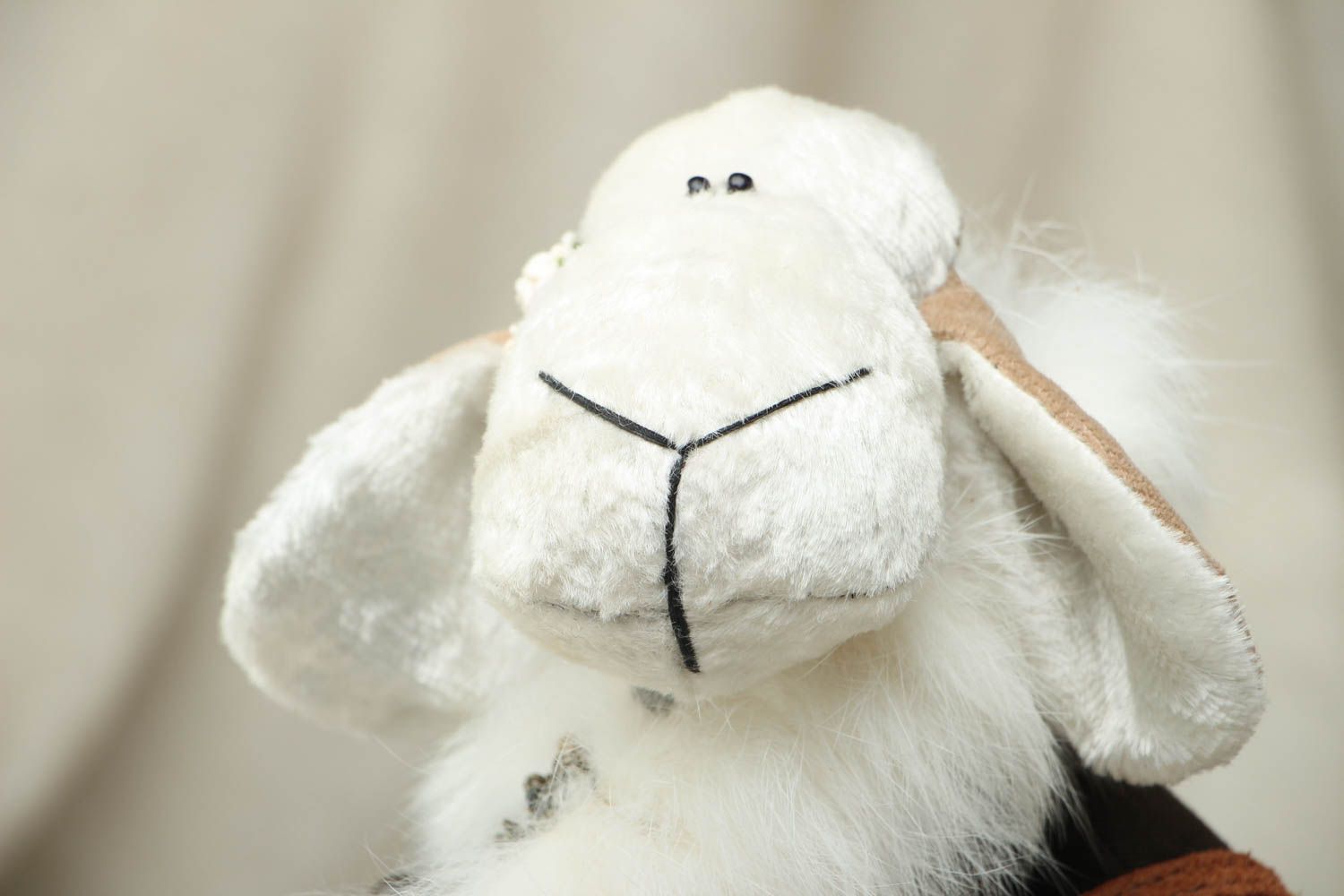 Мягкая игрушка ручной работы в виде овечки Она фото 2