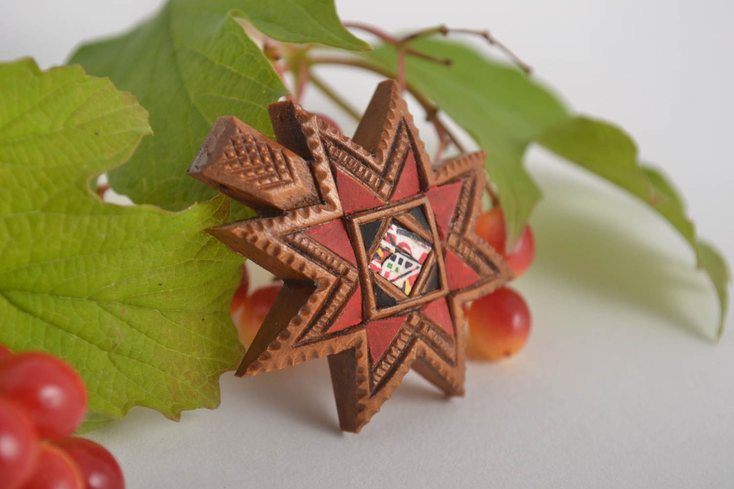 Pendentif étoile Bijou fait main en bois de poirier décoré Cadeau original photo 1