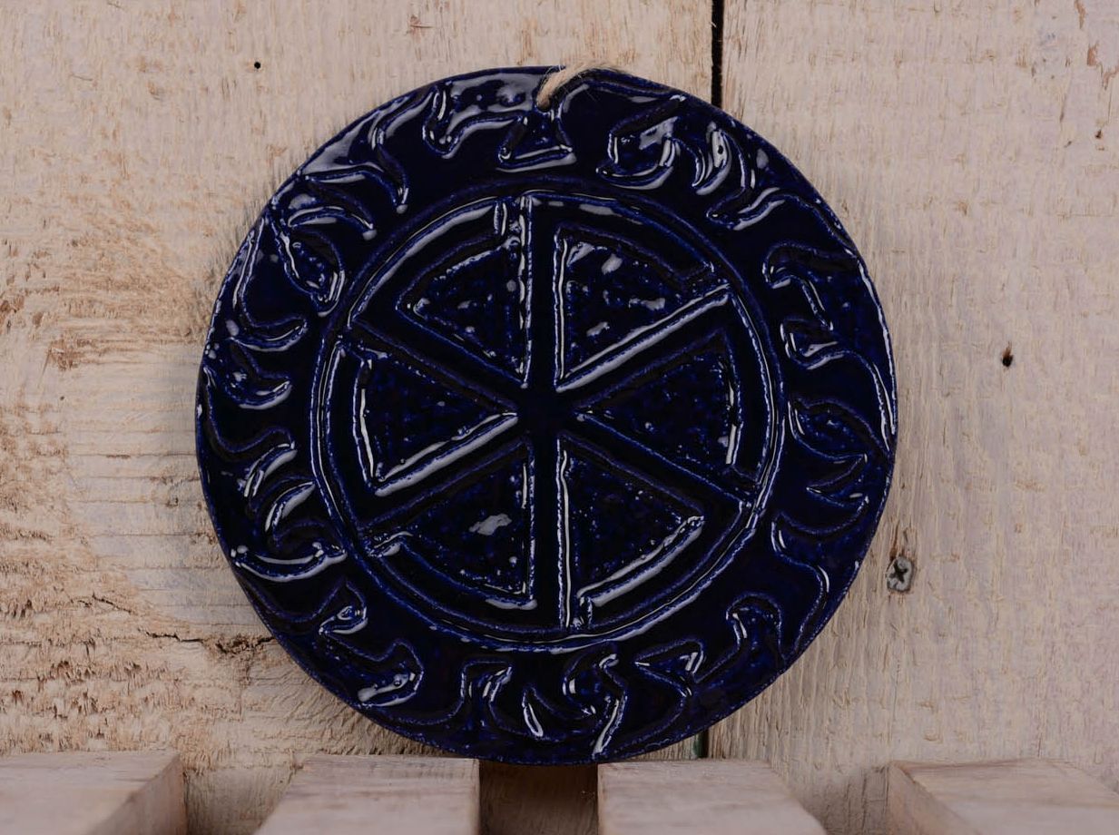 Prato -talismã redondo de argila feito à mão para decoração do interior em estilo étnico  foto 1