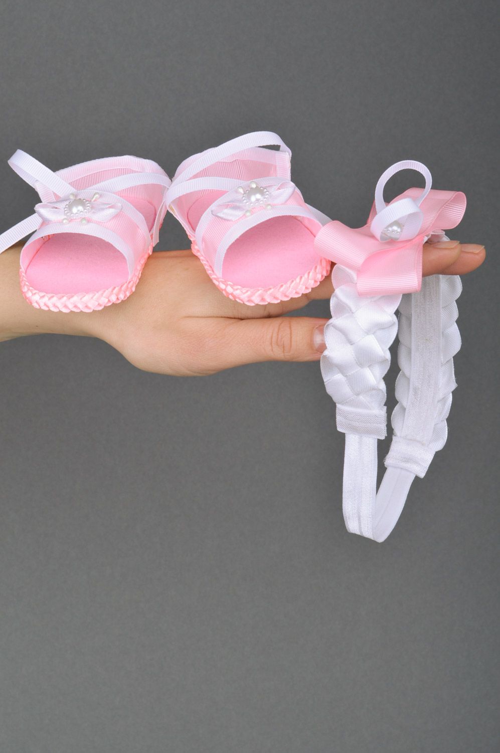 Sandalias infantiles y banda para el pelo con lazo de raso rosadas hechas a mano foto 2