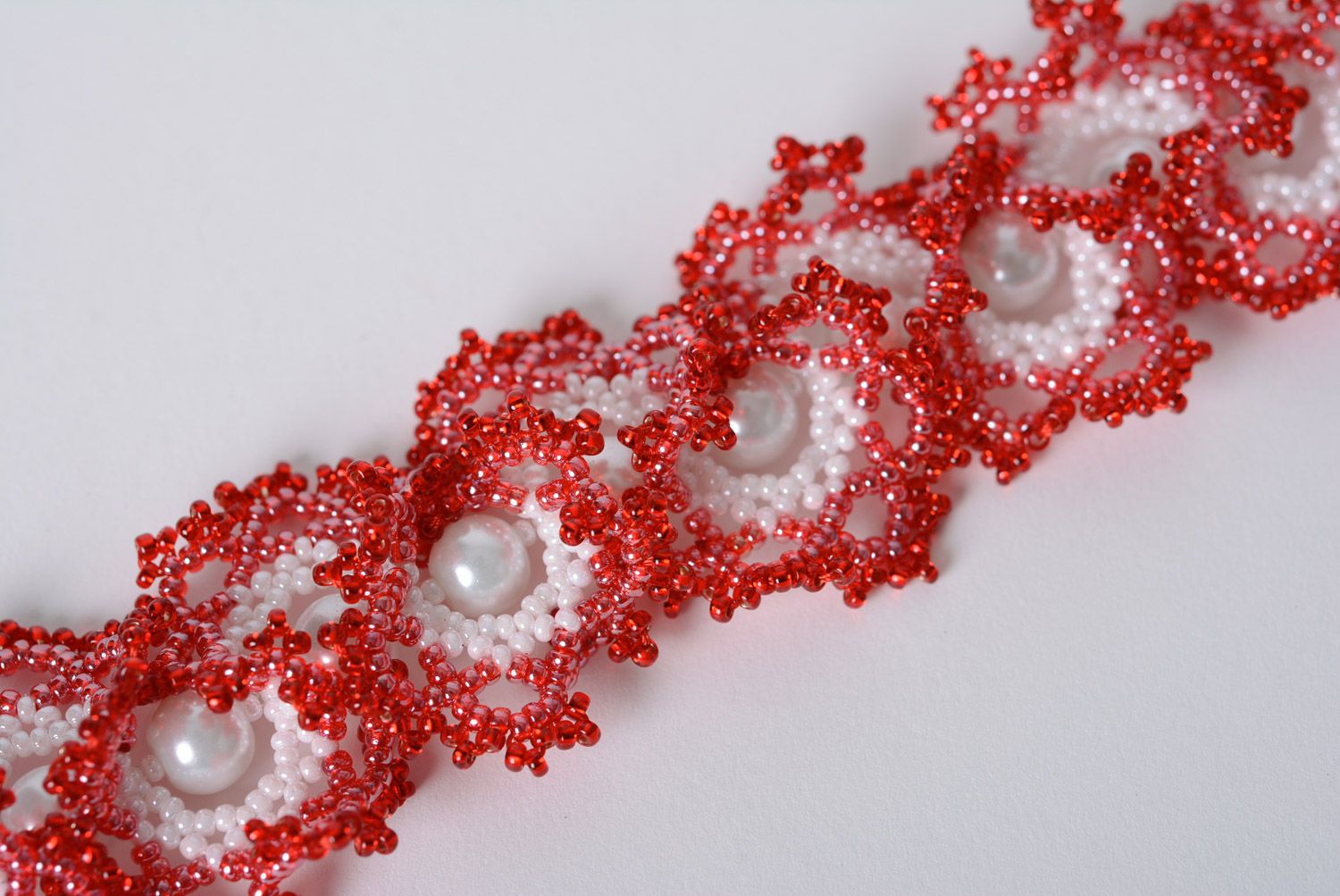 Weiß rotes Collier aus Glasperlen geflochten künstlerisch handmade grell  foto 1