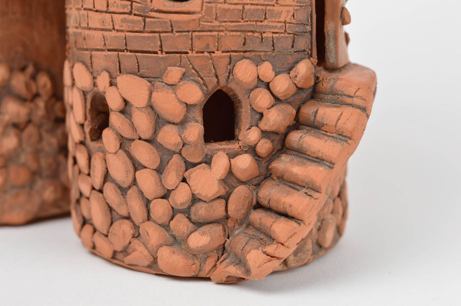 Керамический подсвечник в виде замка из красной глины ручной работы для декора фото 5