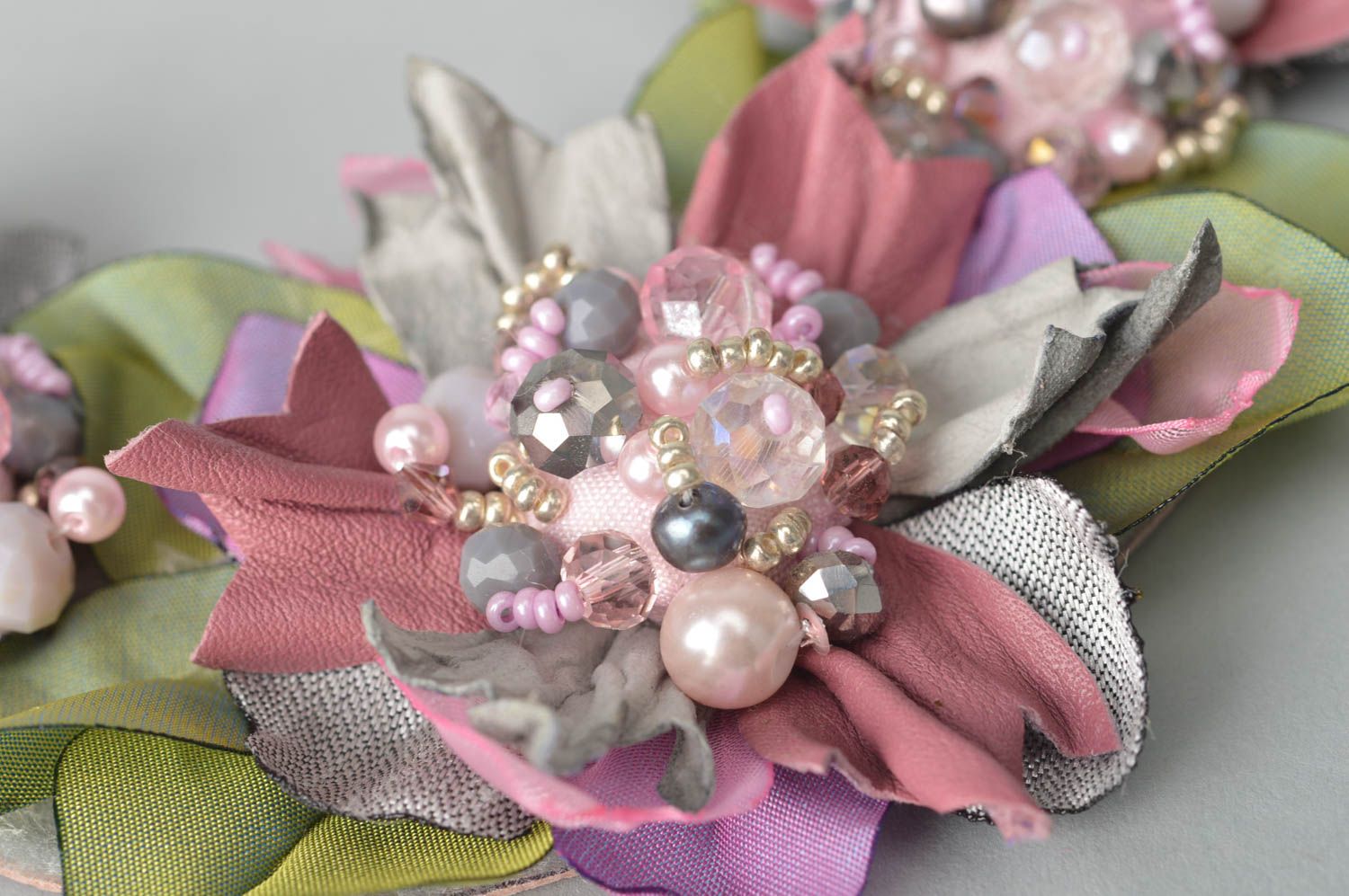 Кожаное колье подарок ручной работы массивное ожерелье розово серое цветочное фото 4