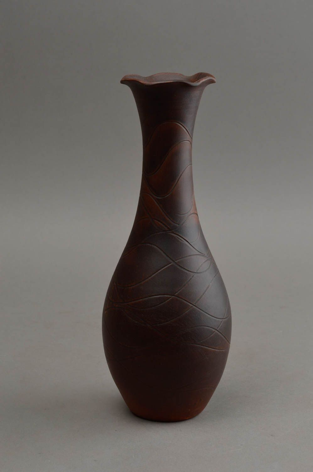 Vase décoratif fait main long en céramique brun foncé original pour intérieur photo 2