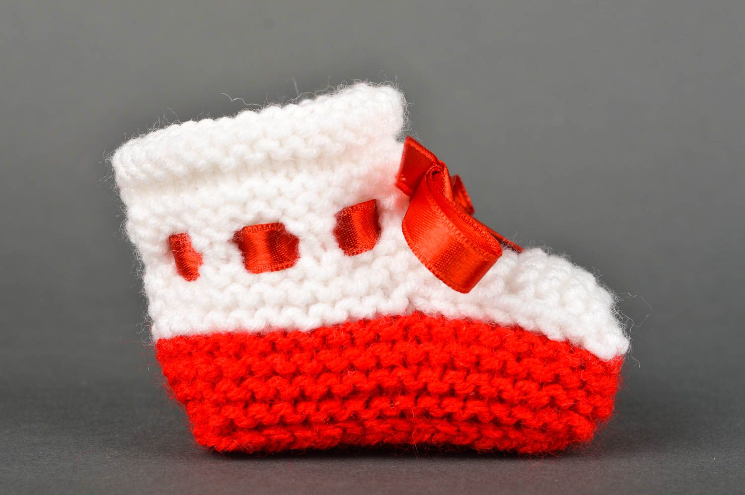 Chaussons bébé fille faits main Chaussures bébé blanc-rouge tricotés Cadeau bébé photo 3