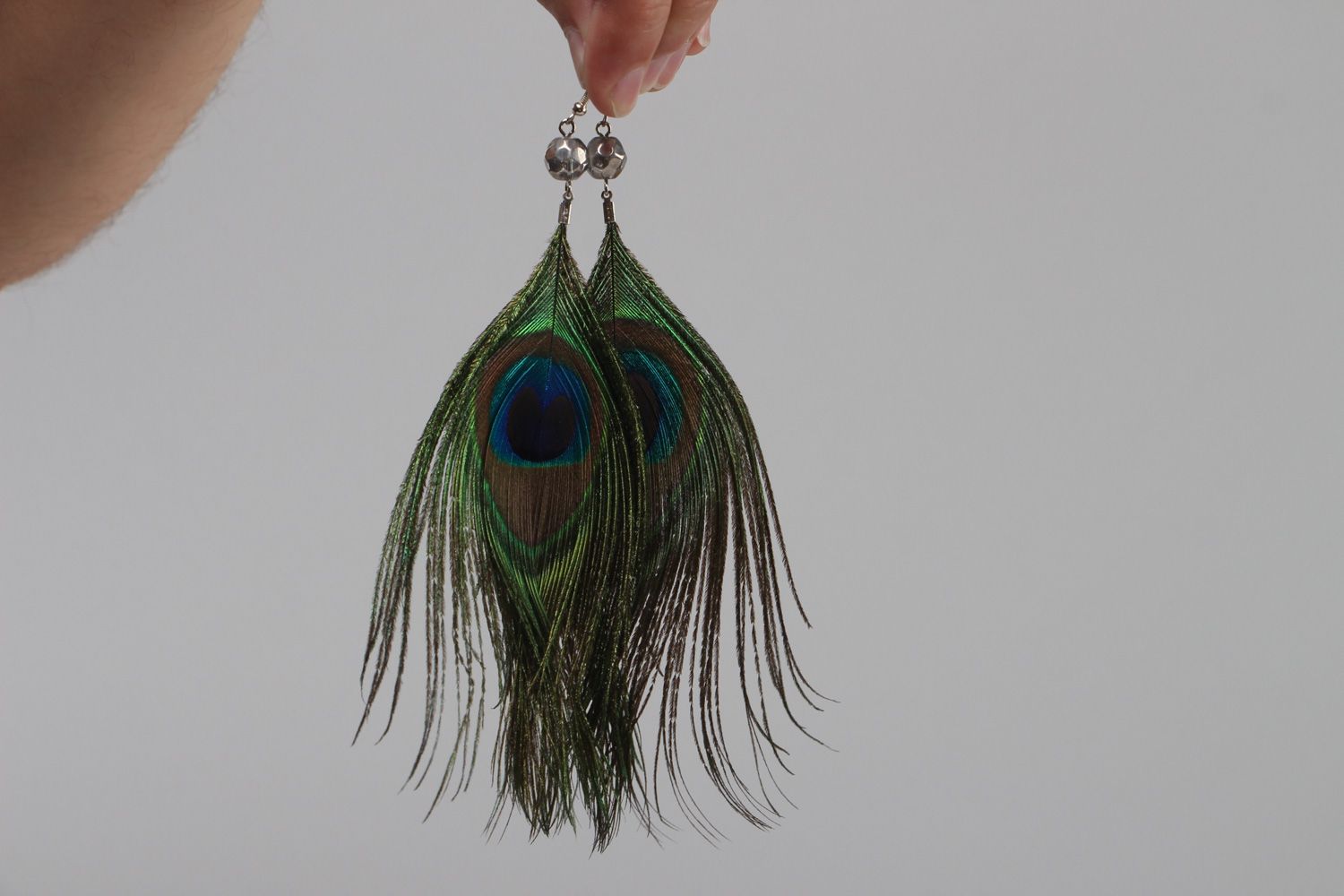 Pendientes de plumas de pavo real artesanales extravagantes foto 4