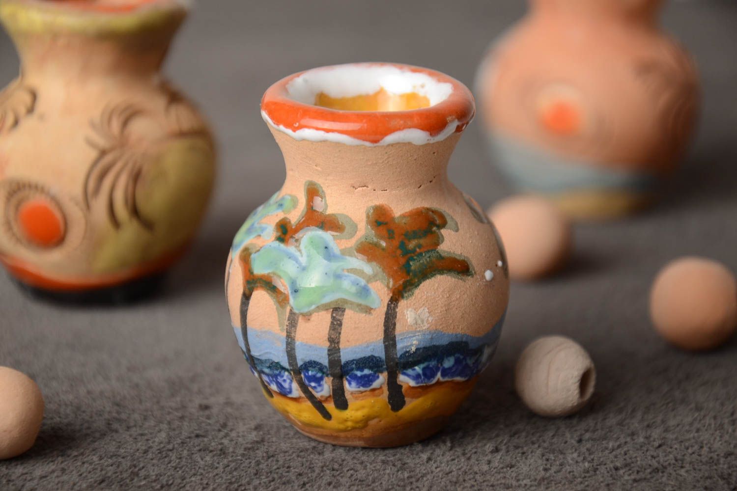 Яркий декоративный глиняный кувшин ручной работы миниатюрный красивый фото 1