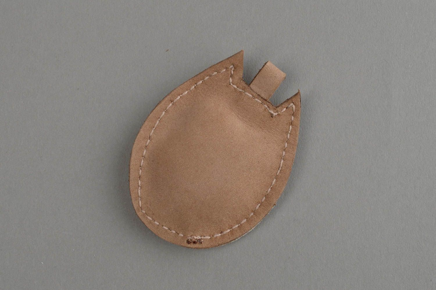 Porte-clés en cuir naturel beige fait main en forme de hibou design original photo 4
