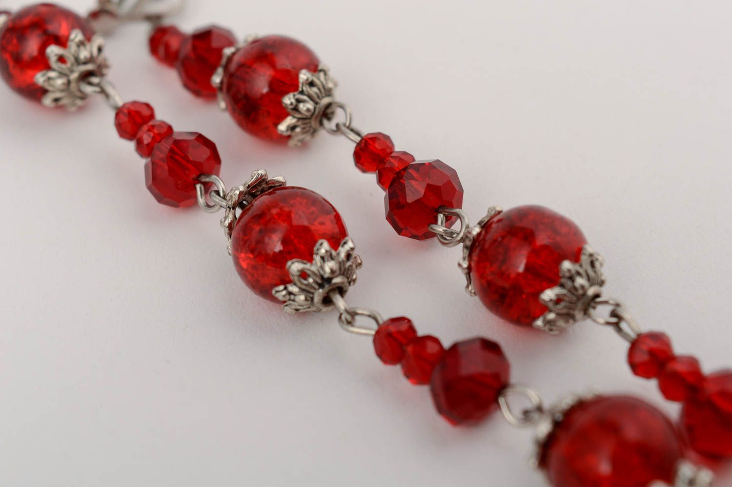 Rote lange festliche handgemachte Ohrringe aus Kristallperlen für Abendlook foto 2