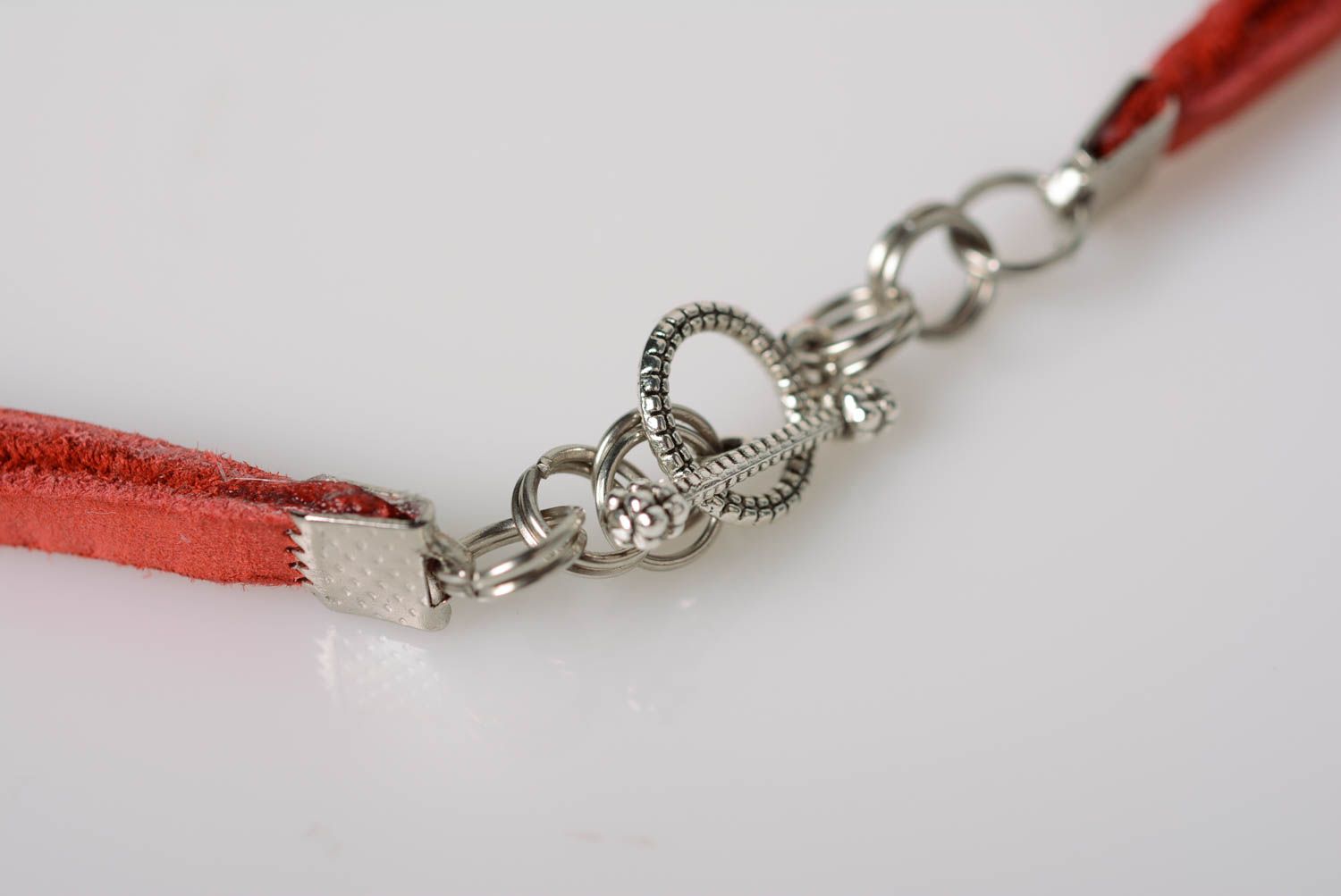Joli collier en cuir et métal large rouge sur lacet accessoire pour femme photo 5