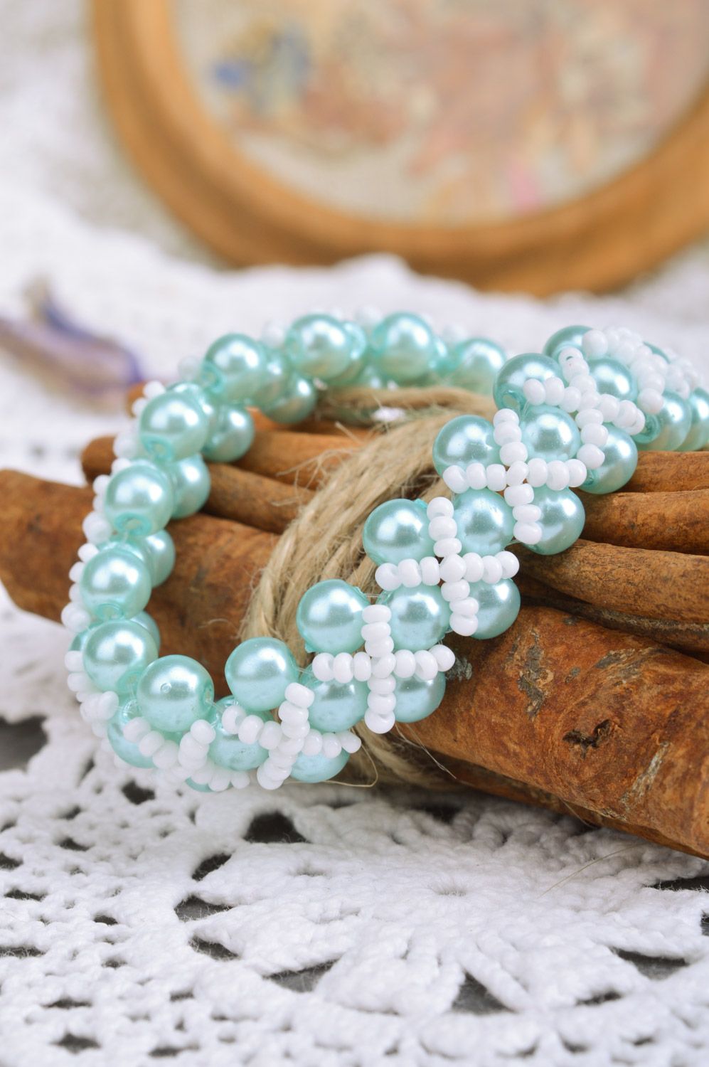 Schönes künstlerisches weiß blaues Armband aus Glasperlen für junge Frau handmade foto 1