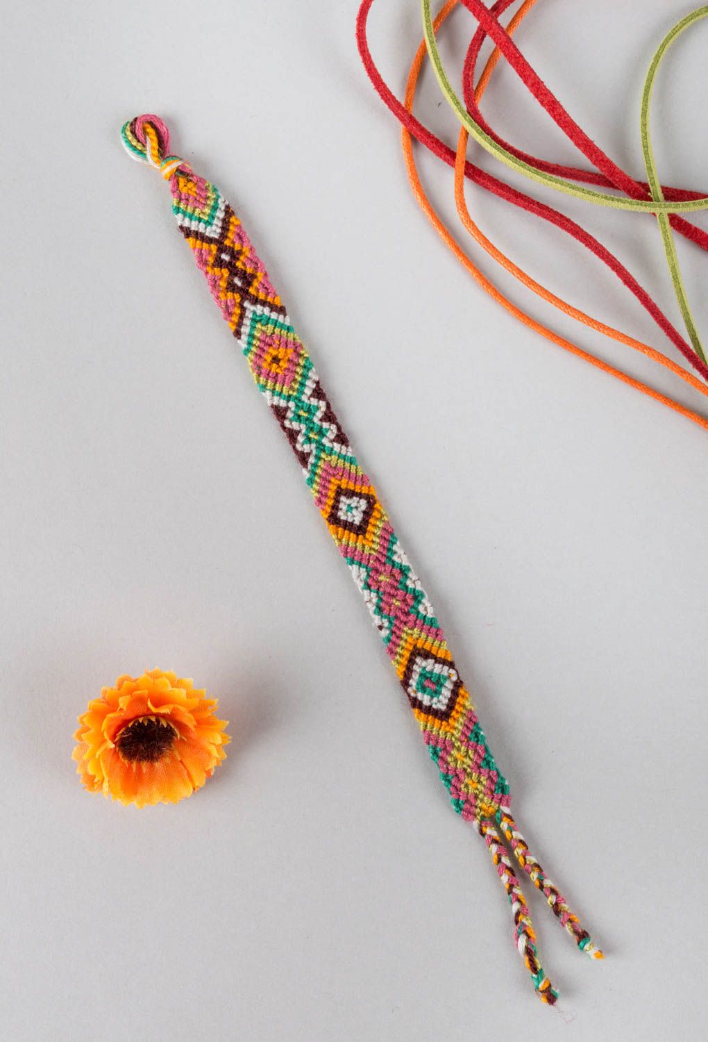 Нитяной браслет фенечка с орнаментом плетеный из мулине ручной работы фото 1