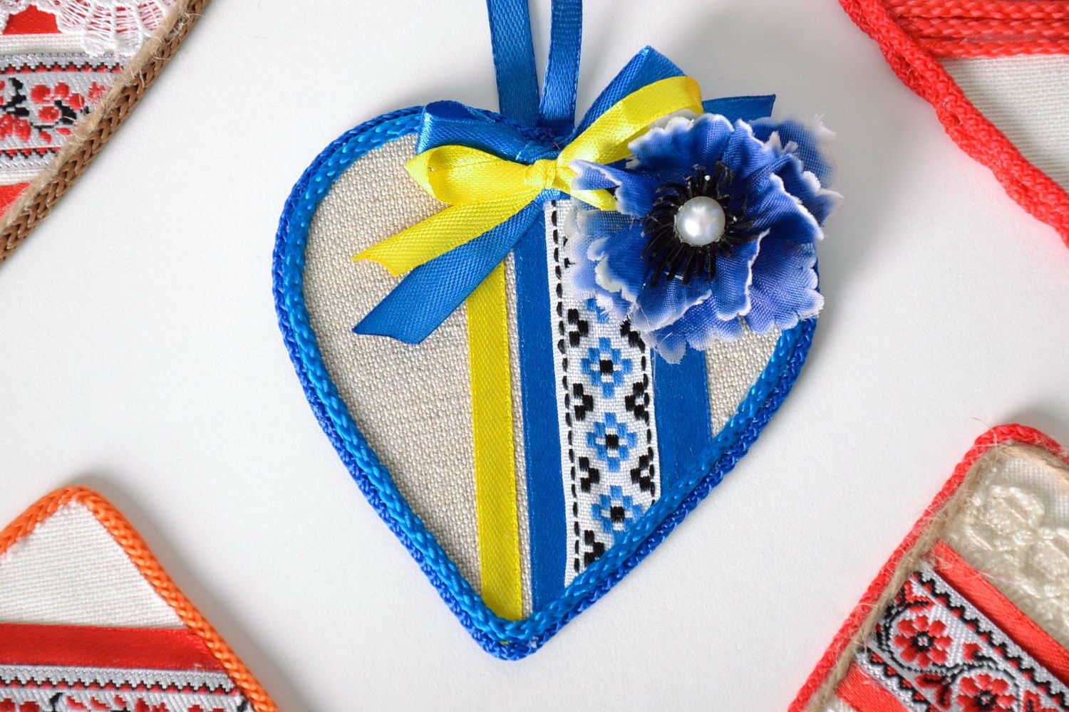 Suspension faite main en forme de cœur bleu et jaune photo 2