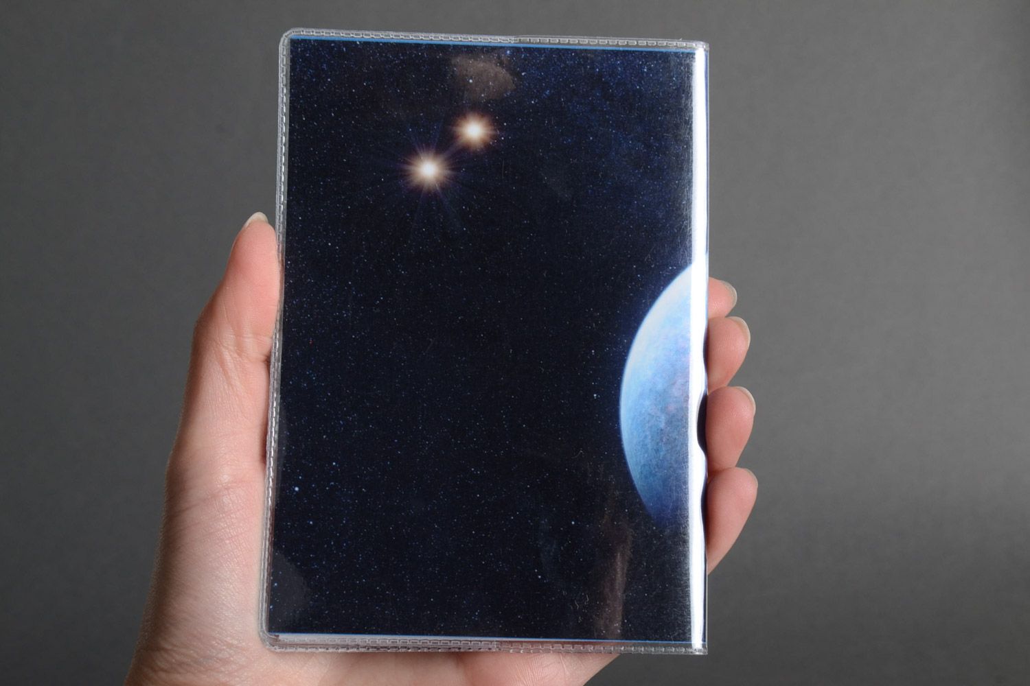 Schöne handgemachte Passhülle mit Bild von Mond aus Plastik und Fotopapier unisex foto 5