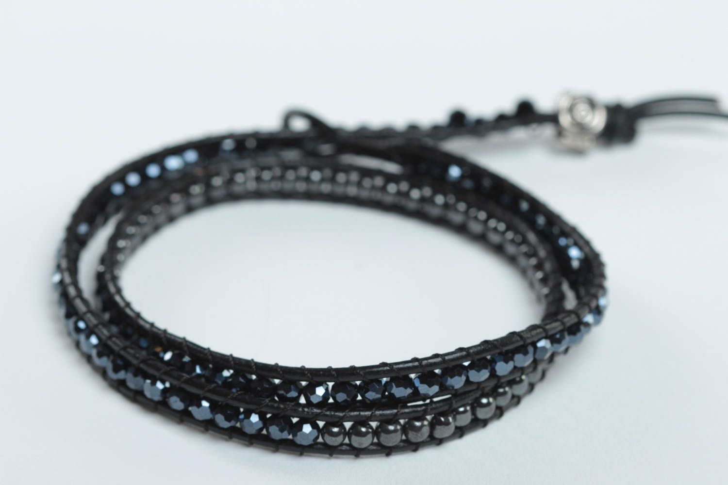 Bracelet hématite Bijou fait main perles Accessoire femme cordon cuir design photo 3