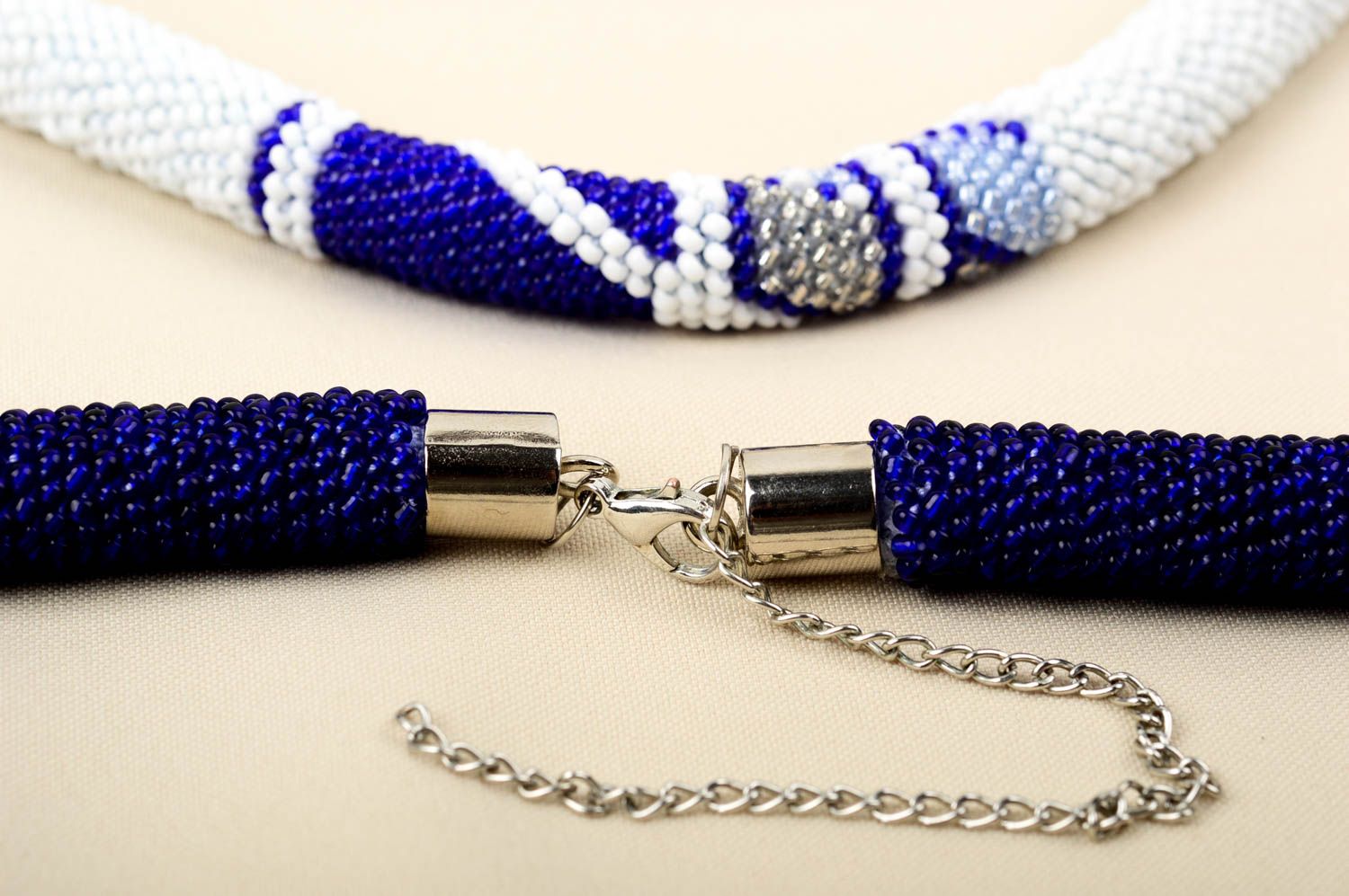 Handmade Damen Collier Glasperlen Halskette Designer Schmuck weiß blaue Litze foto 4