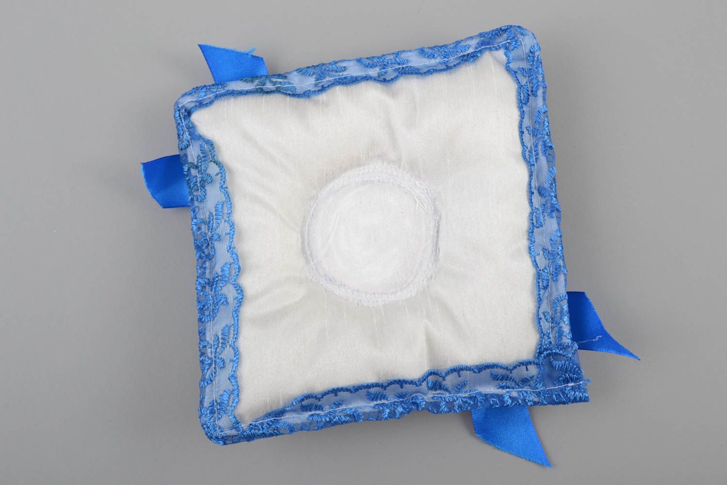 Coussin pour alliances bleu en tissu fait main original avec noeuds en satin photo 3