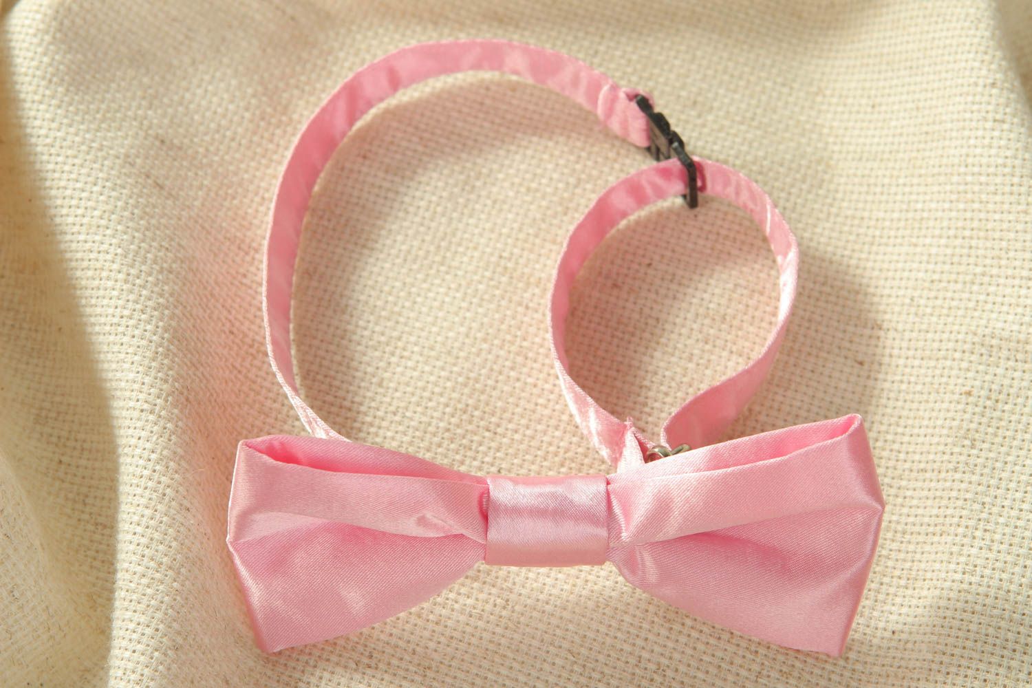 Розовый галстук-бабочка из атласа фото 1
