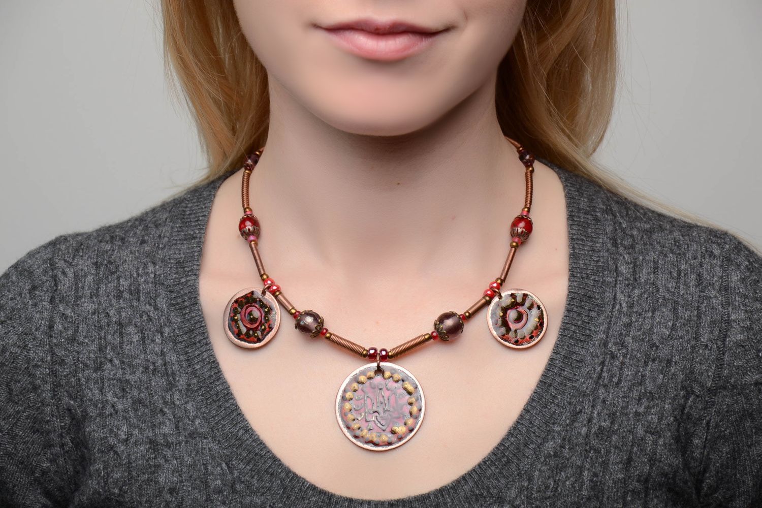 Оригинальное ожерелье из меди с росписью цветными эмалями фото 2