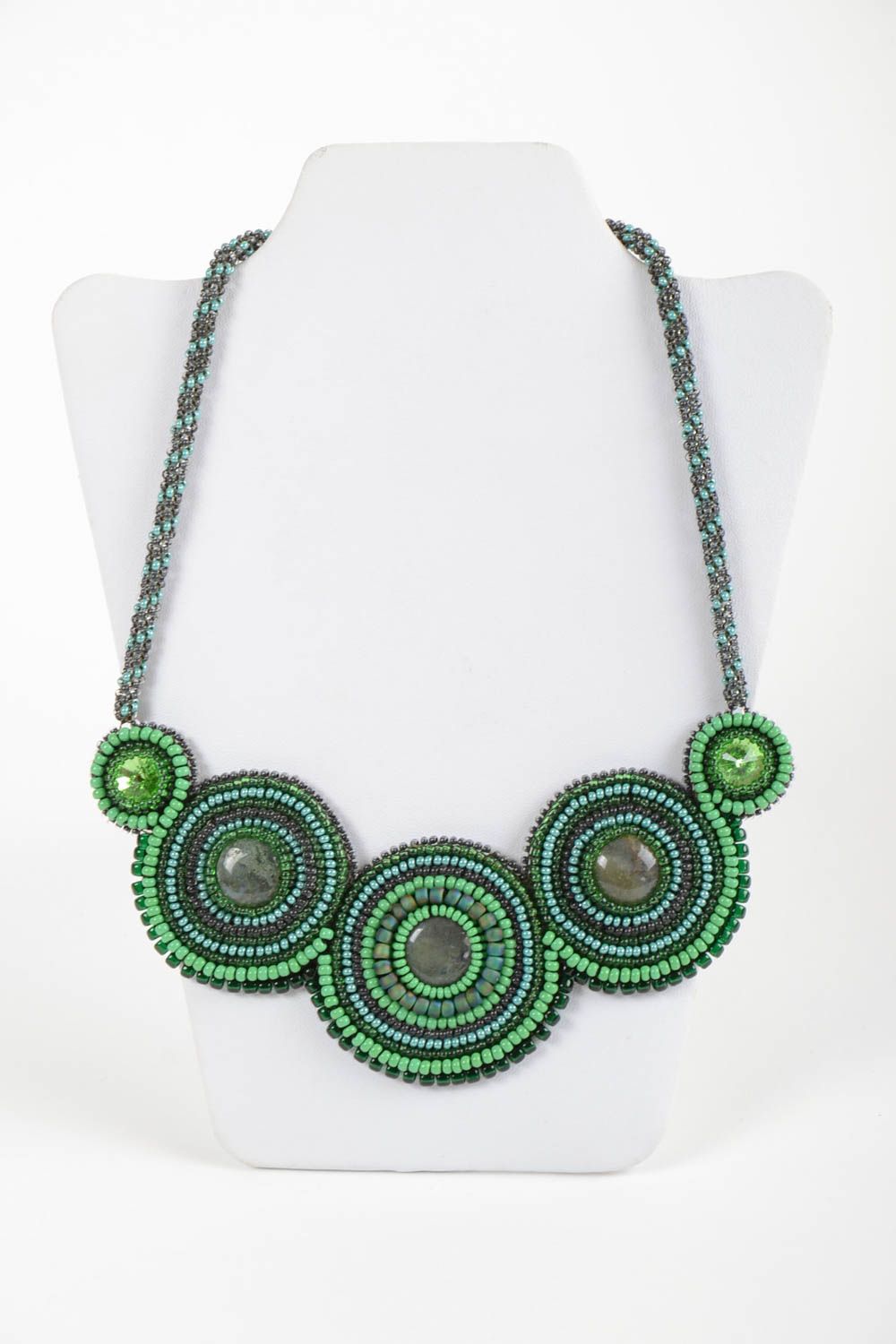 Ожерелье из бисера и натуральных камней на коже ручной работы в зеленых тонах фото 2