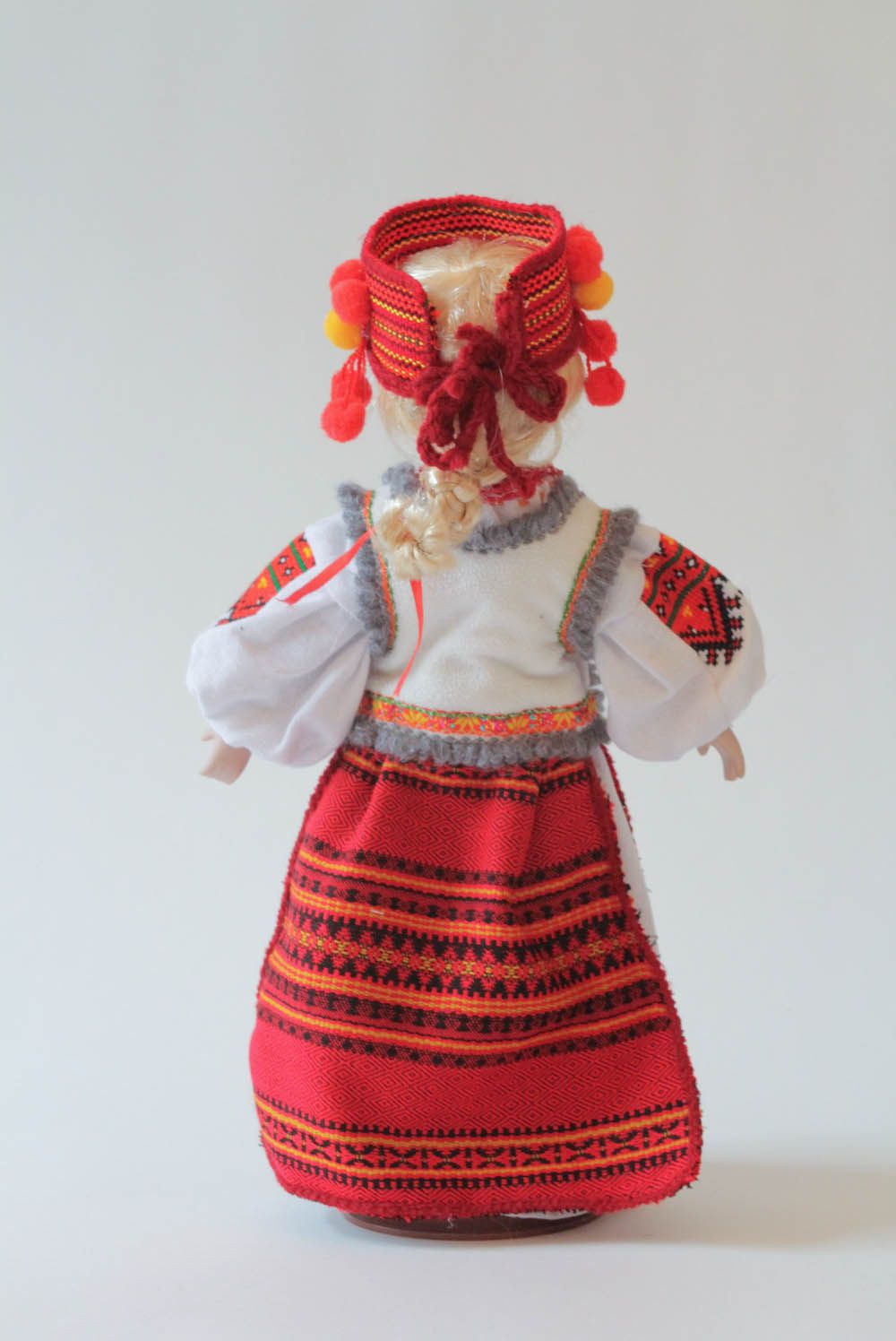 Künstlerische Puppe in ukrainischer Tracht foto 2