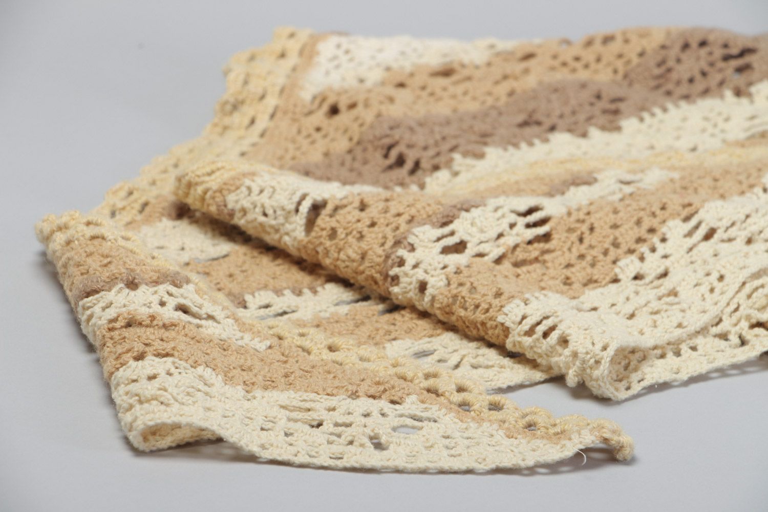 Handmade shawl of triangle shape crocheted of woolen threads of cream color photo 4