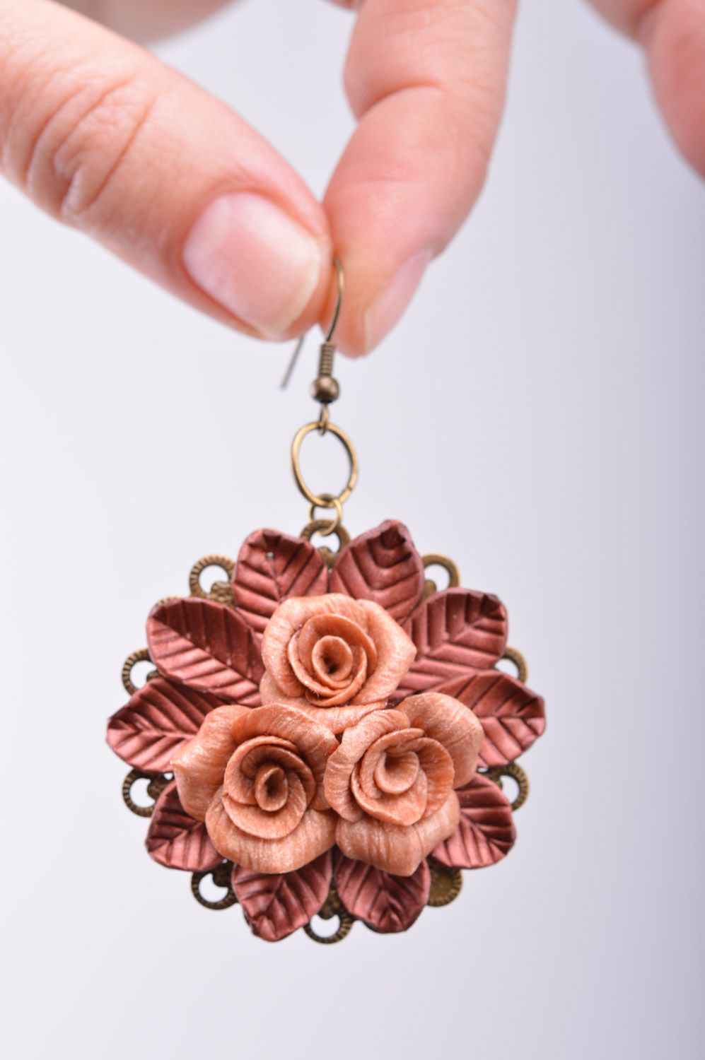 Круглые серьги из полимерной глины с розами ручной работы в винтажном стиле фото 2