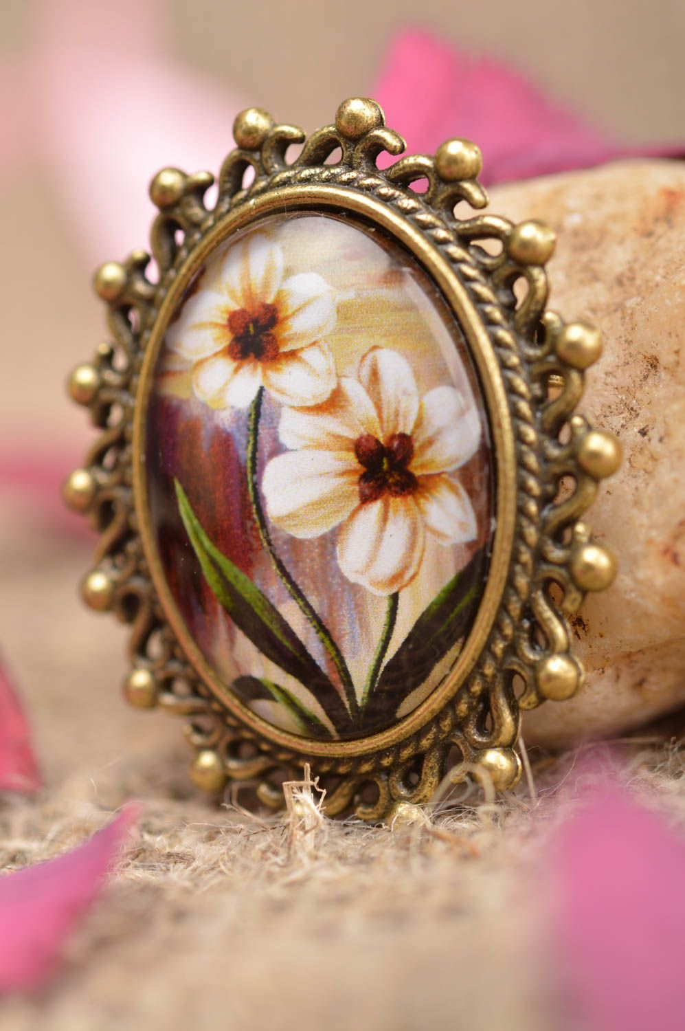 Broche artesanal original ovalado metálica con cabujón y estampado floral foto 1
