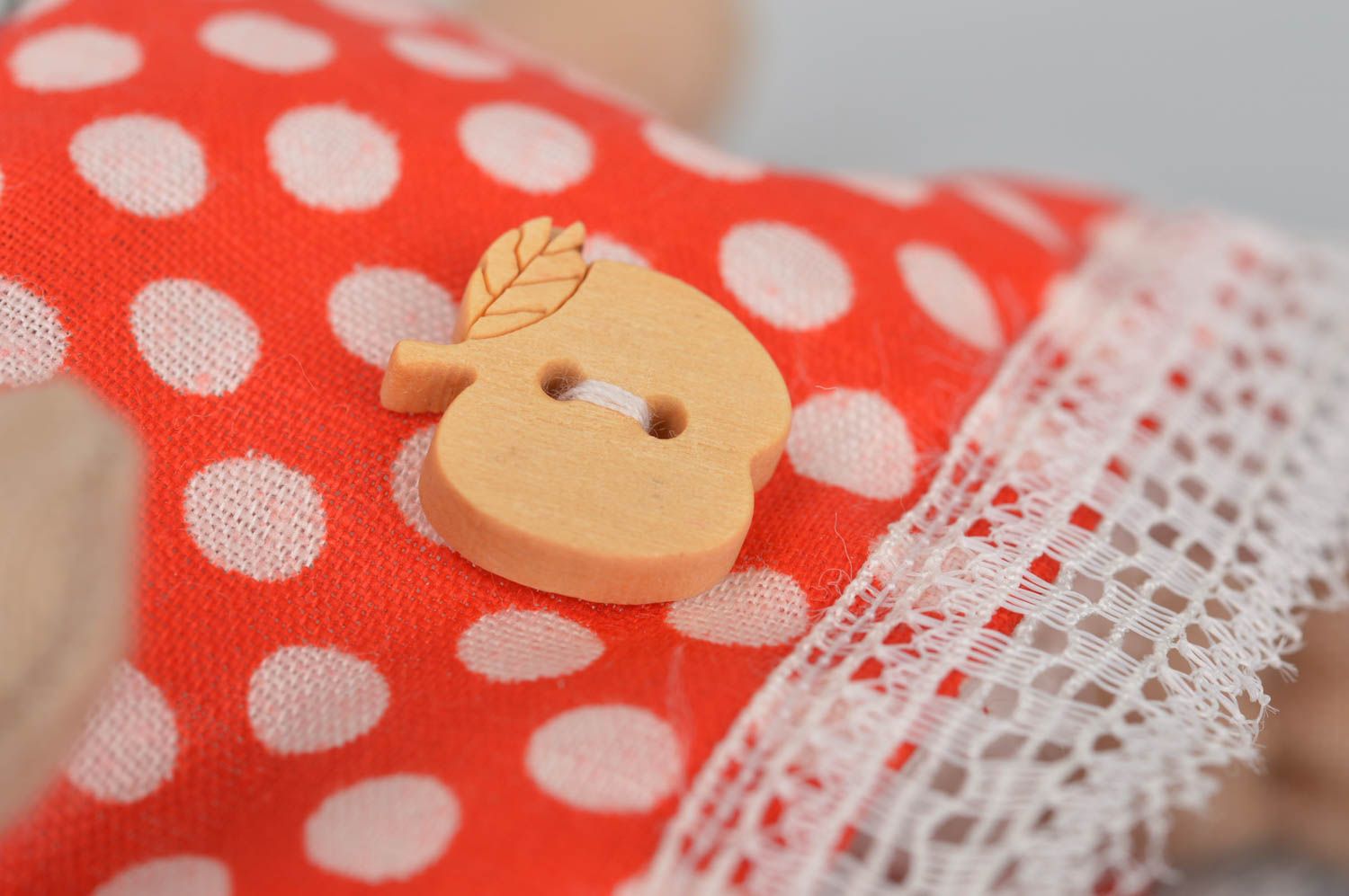 Интерьерная игрушка из хлопка ручной работы Бегемотик в платье на красном стуле фото 4