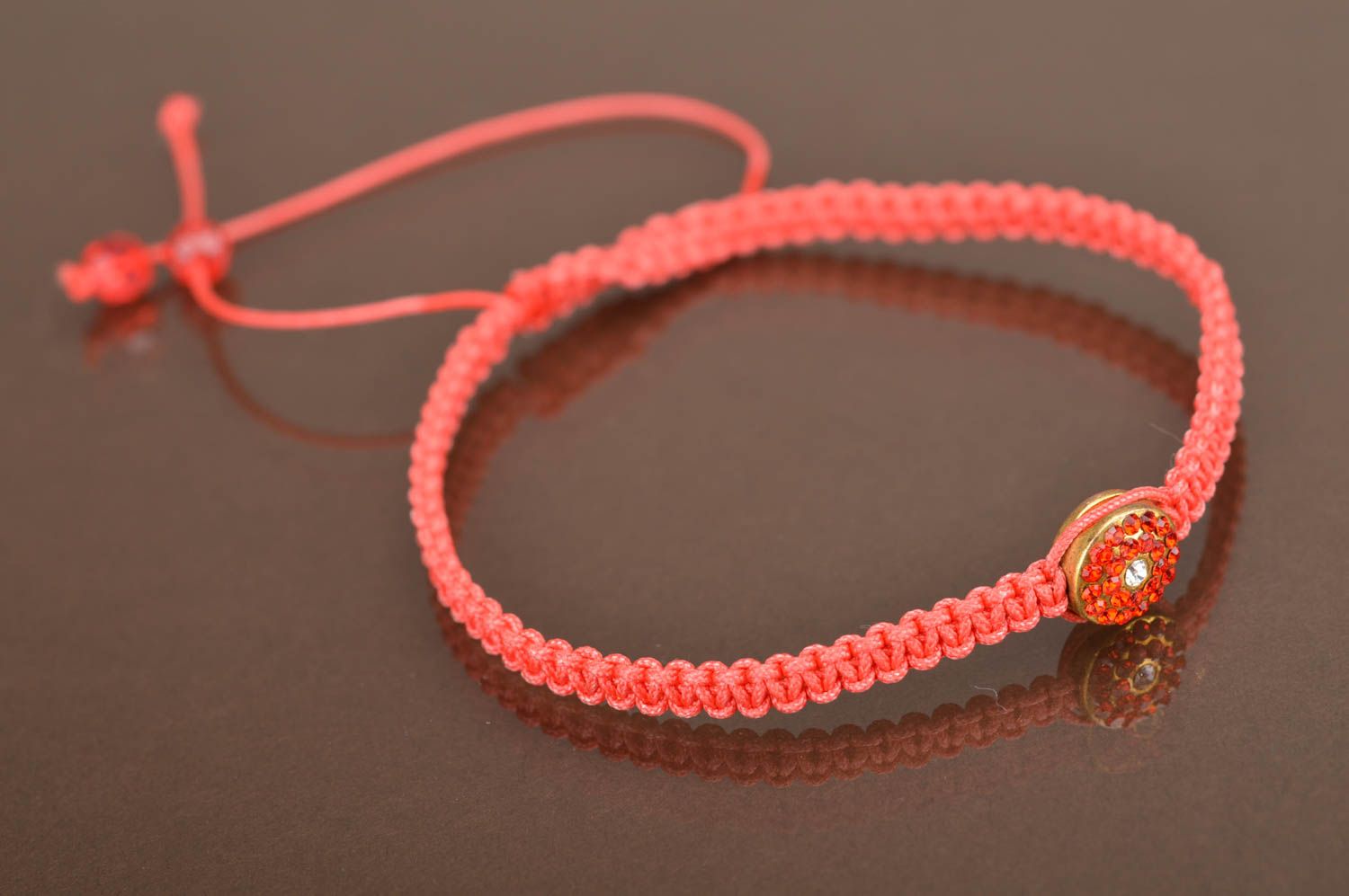 Красный браслет на ногу из шнура плетеный ручной работы для истинных модниц фото 2