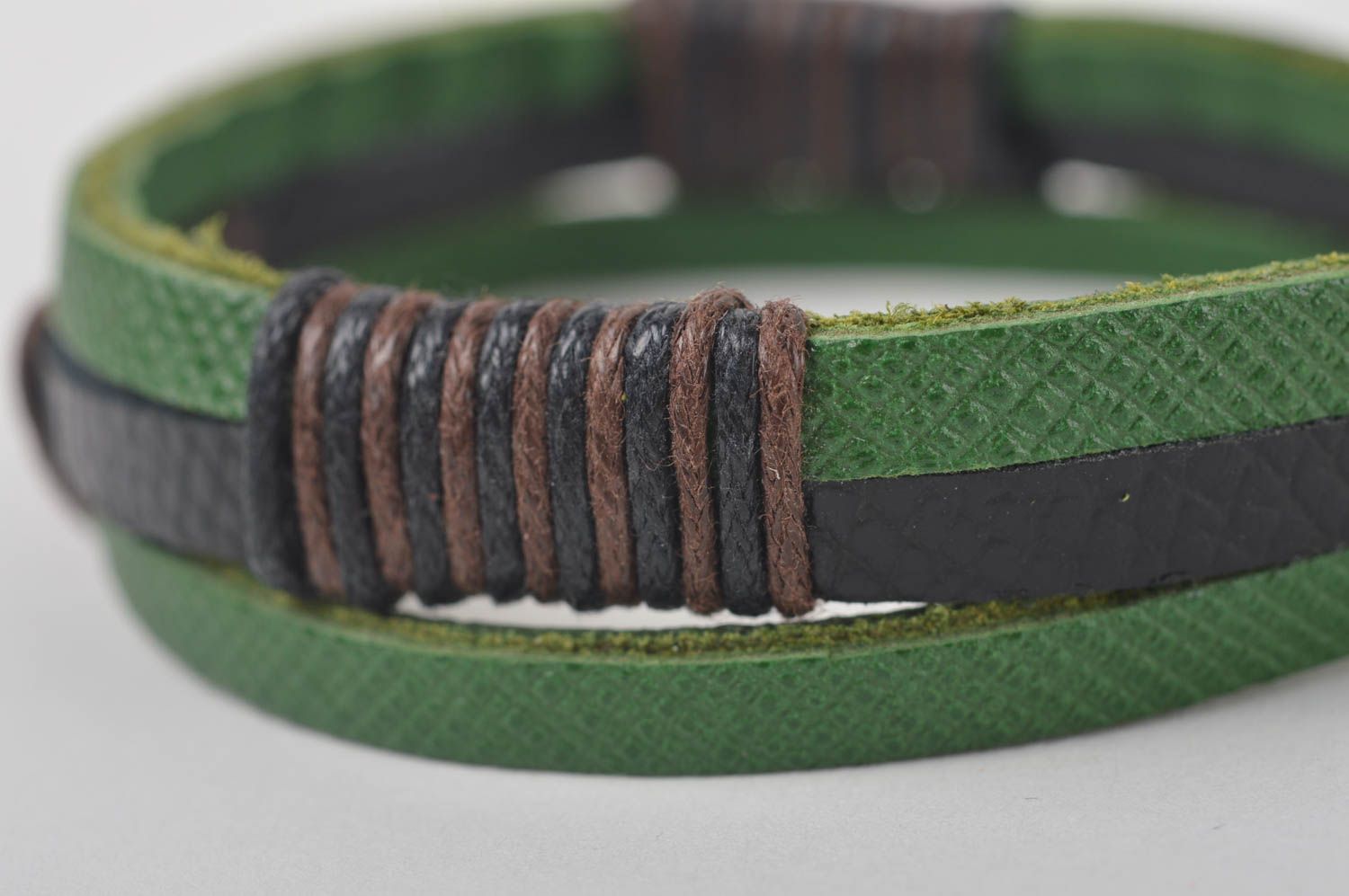 Зеленый браслет ручной работы браслет из кожи дизайнерское украшение стильное фото 5