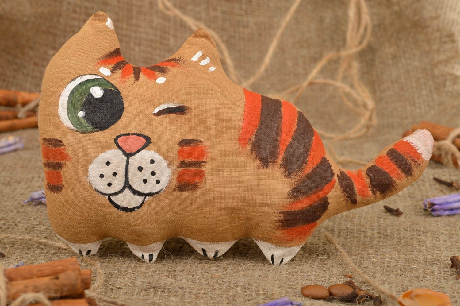 Juguete de tela de algodón decorativo artesanal aromatizado Gato guiñando foto 1