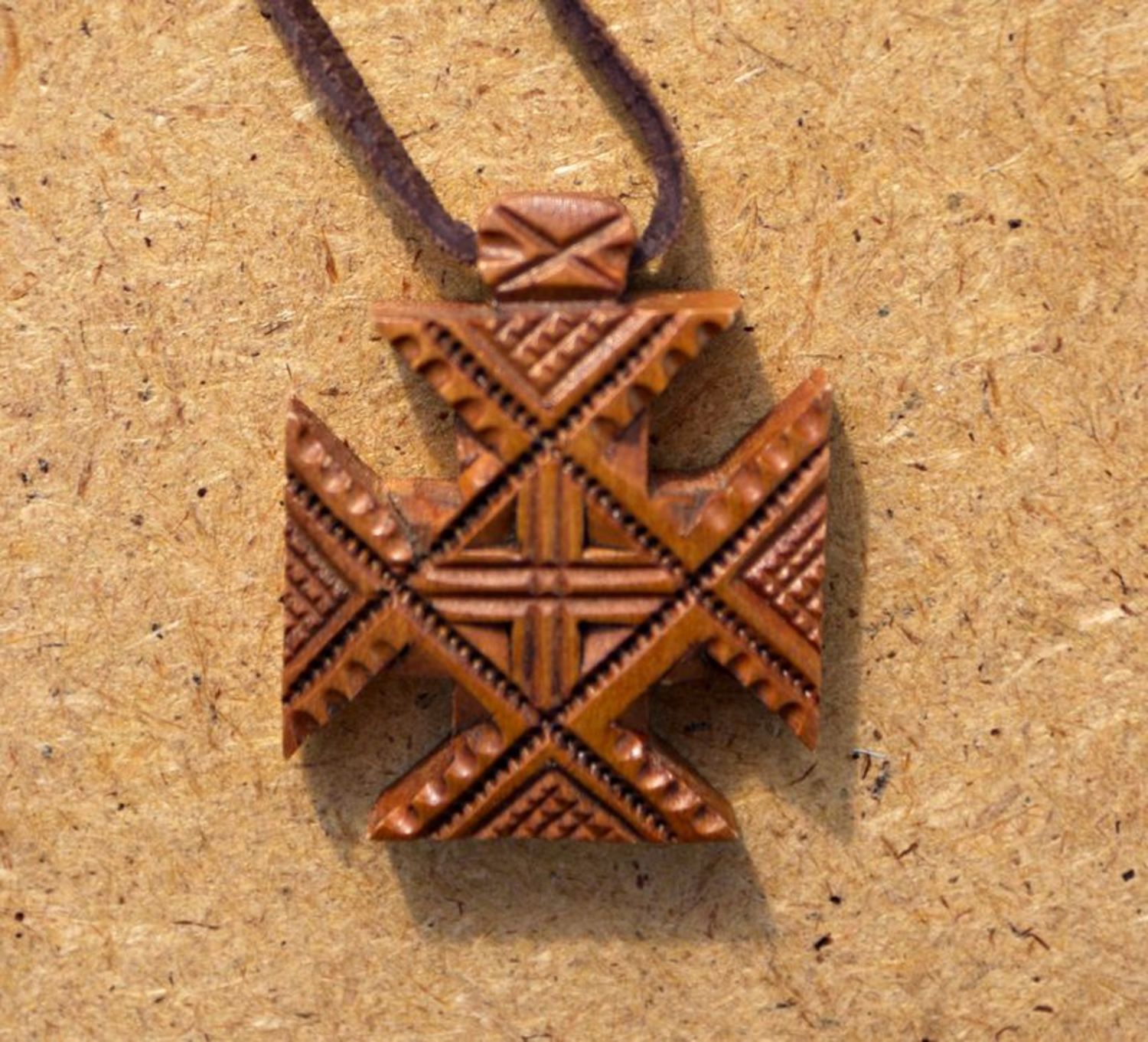 Croce di legno da collo fatta a mano croce intagliata  accessori da donna 
 foto 1
