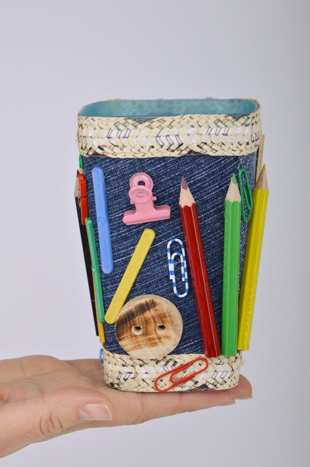 Bunter großer Bleistifthalter handmade aus Jeansstoff mit Knopf und Bleistiften foto 3