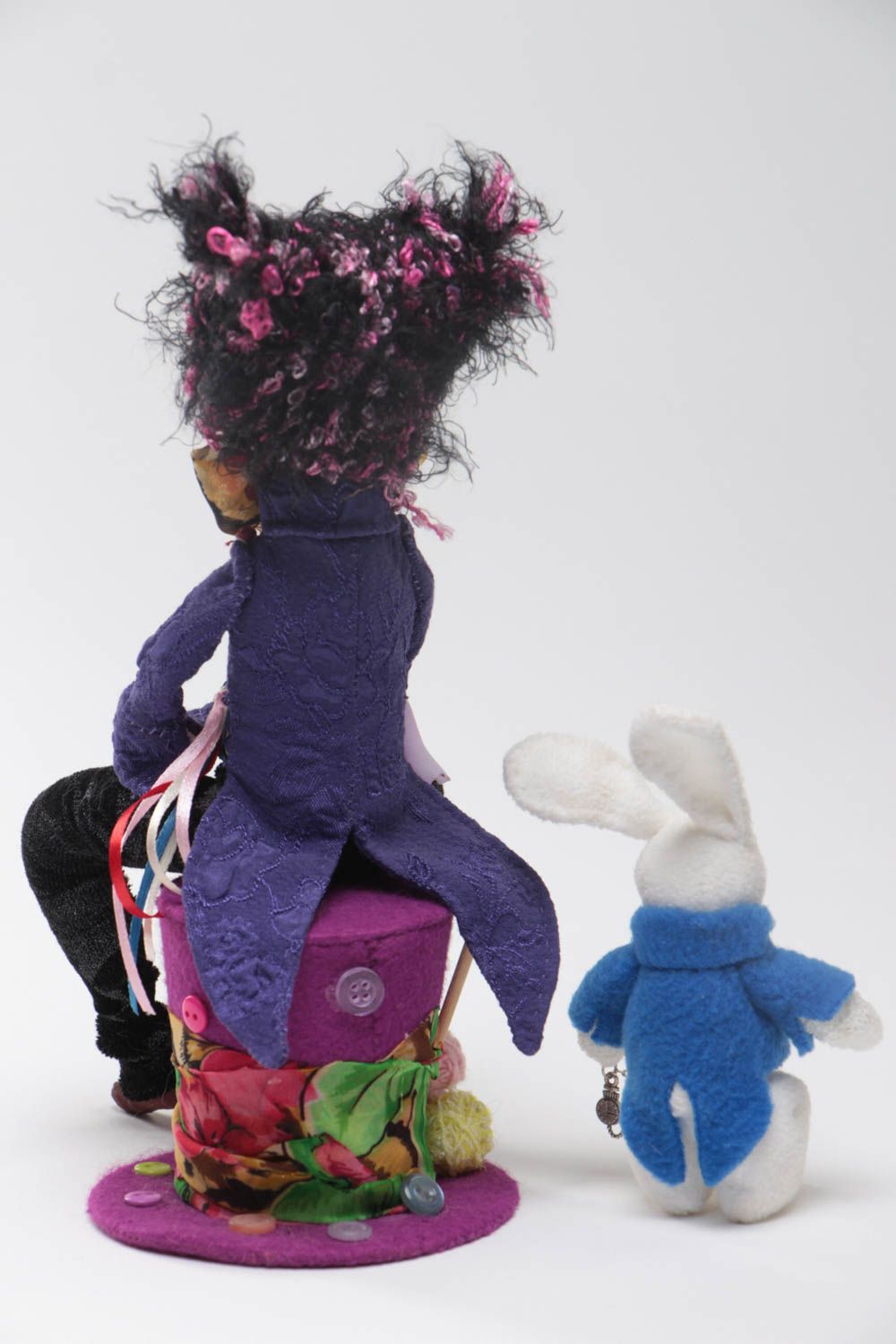 Игрушка кукла из ткани модник с зайцем на пуфике небольшого размера хэнд мейд фото 4