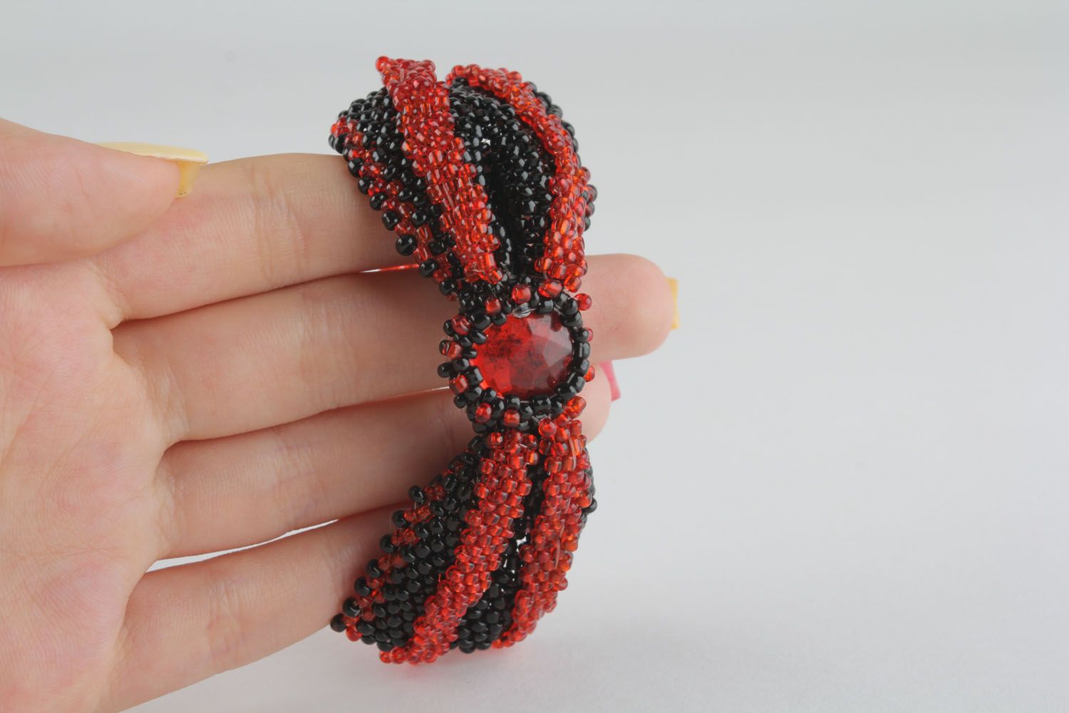Bracelet noeud rouge et noir en perles de rocaille  photo 4