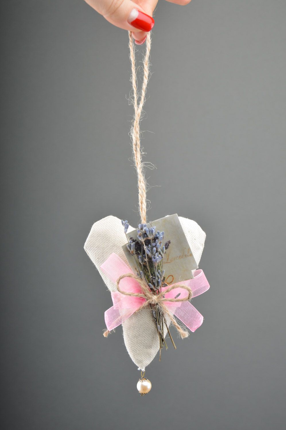 Grand sachet aromatique fait main gris-rose aux herbes en forme de coeur photo 4