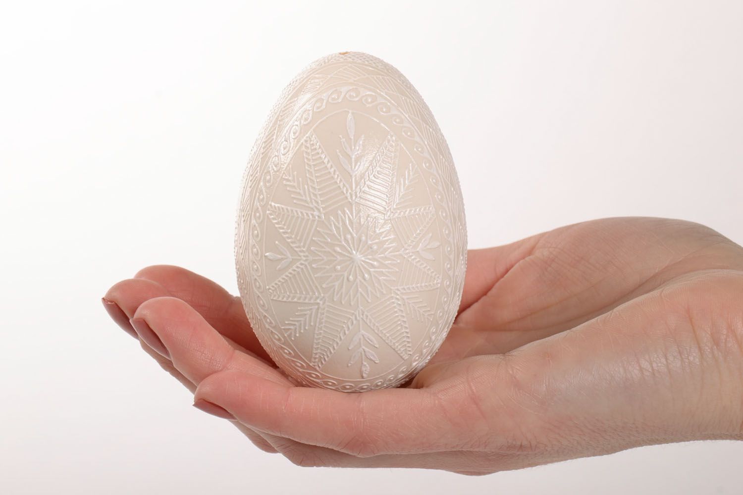 Белое гусиное пасхальное яйцо в технике росписи воском фото 5