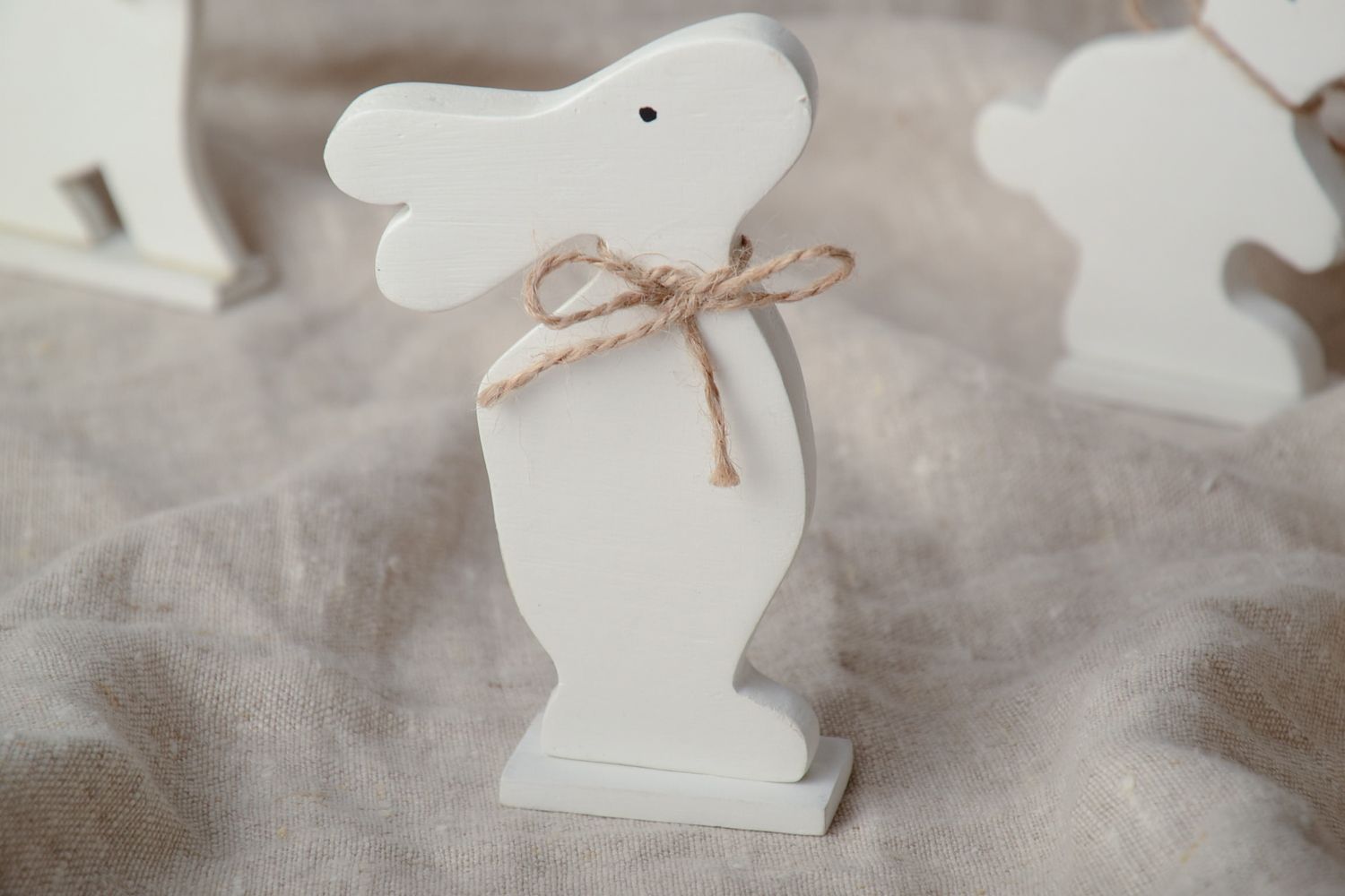 Figurine décorative Lièvre de Pâques en bois blanc peint avec noeud faite main photo 1