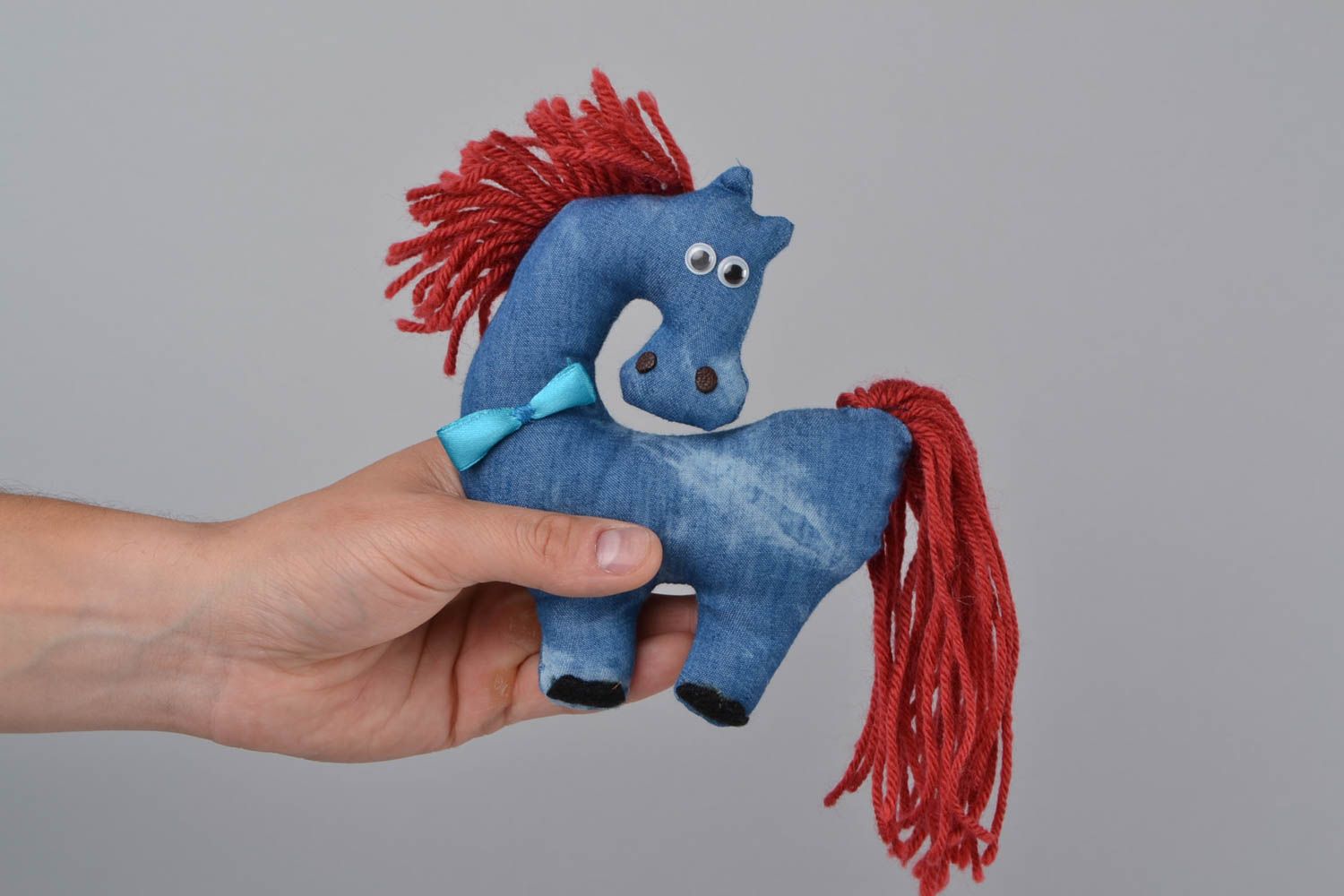 Jouet mou cheval bleu en tissu avec crinière et queue en fils petit fait main photo 5
