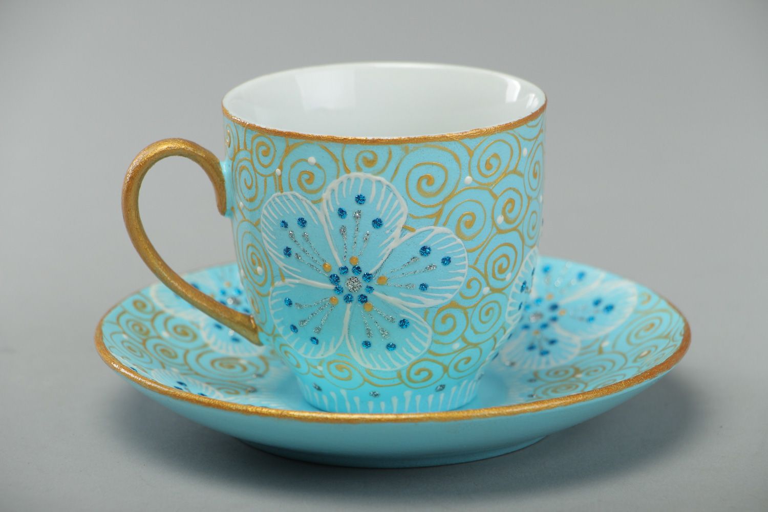Handgemachte blaue Keramik Tasse mit Untertasse aus Ton mit Bemalung und Lackierung foto 1