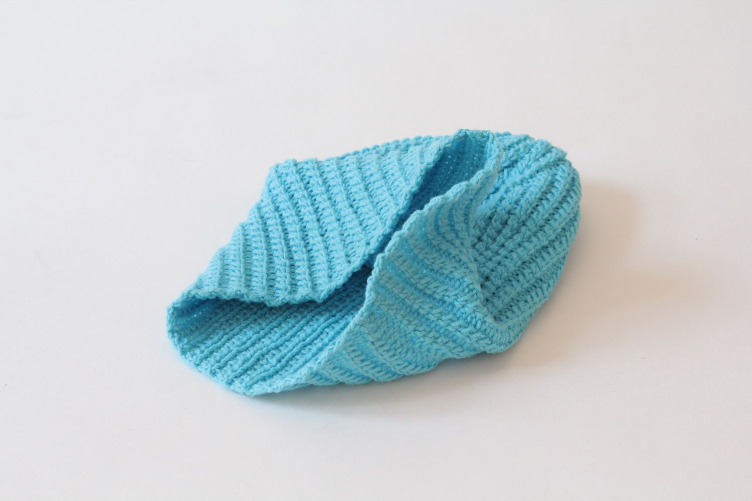 Gorro de lã feito à mão em cor azul claro foto 2