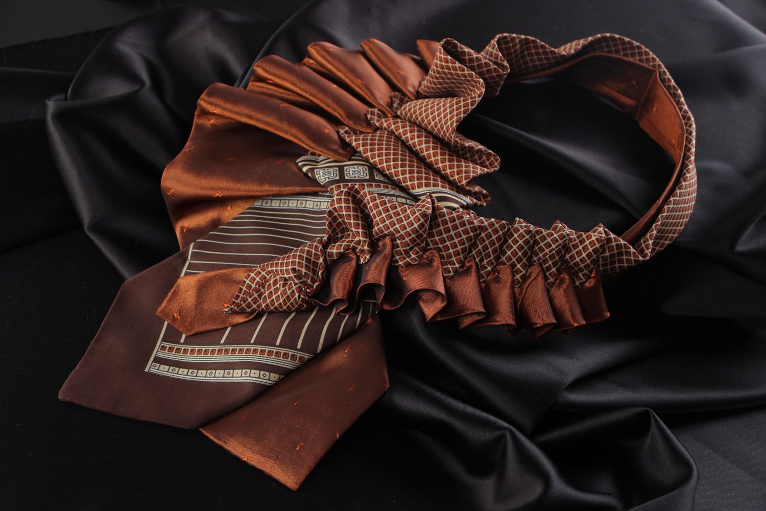 Handgemachtes voluminöses braunes Collier aus Krawatten von Satin und Seide  foto 1