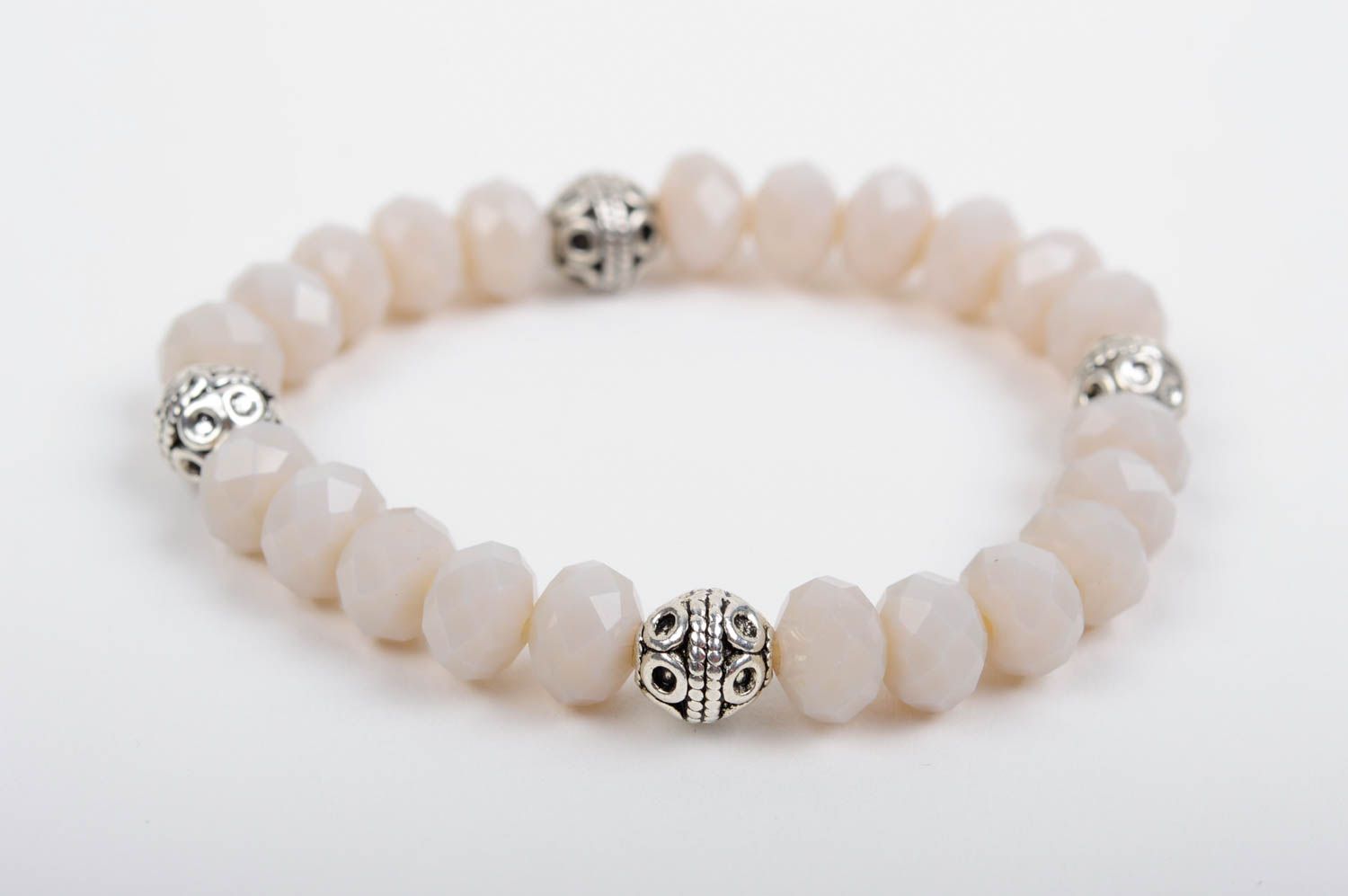 Bracelet blanc perles en cristaux tchèques fait main bijou original pour femme photo 2