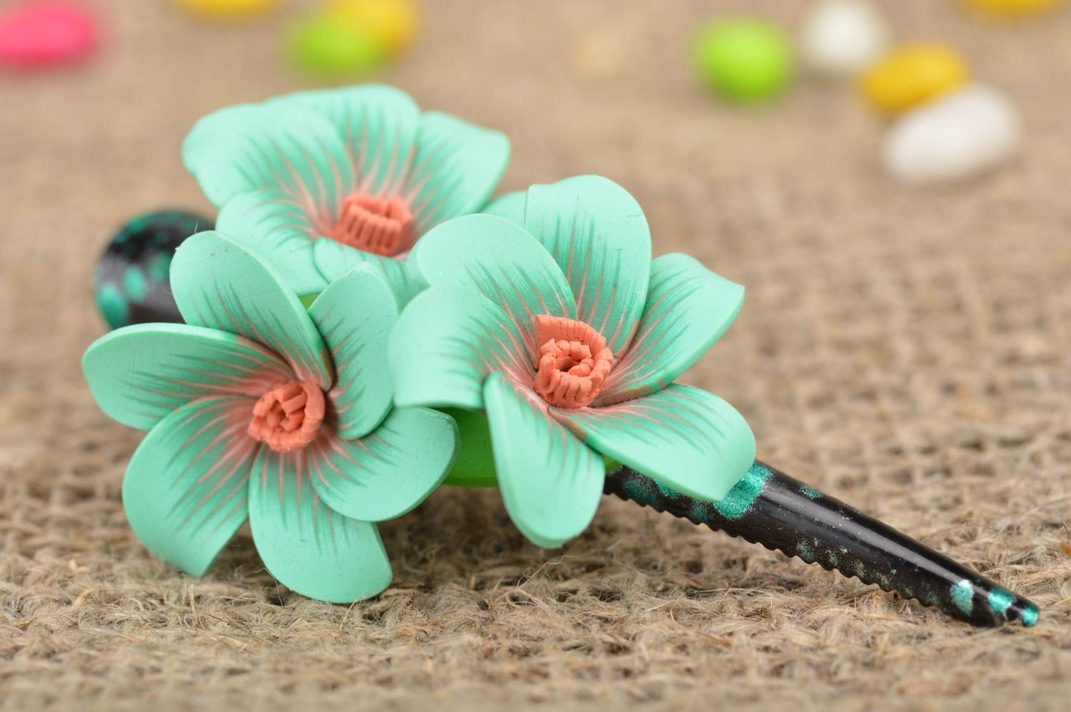 Barrette à cheveux turquoise avec fleurs en pâte polymère faite main design photo 1