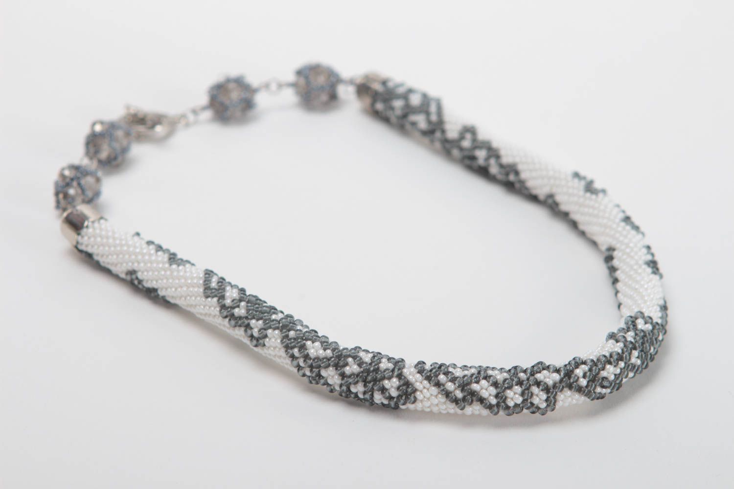 Collier spirale Bijou fait main blanc gris perles rocaille Accessoire femme photo 3