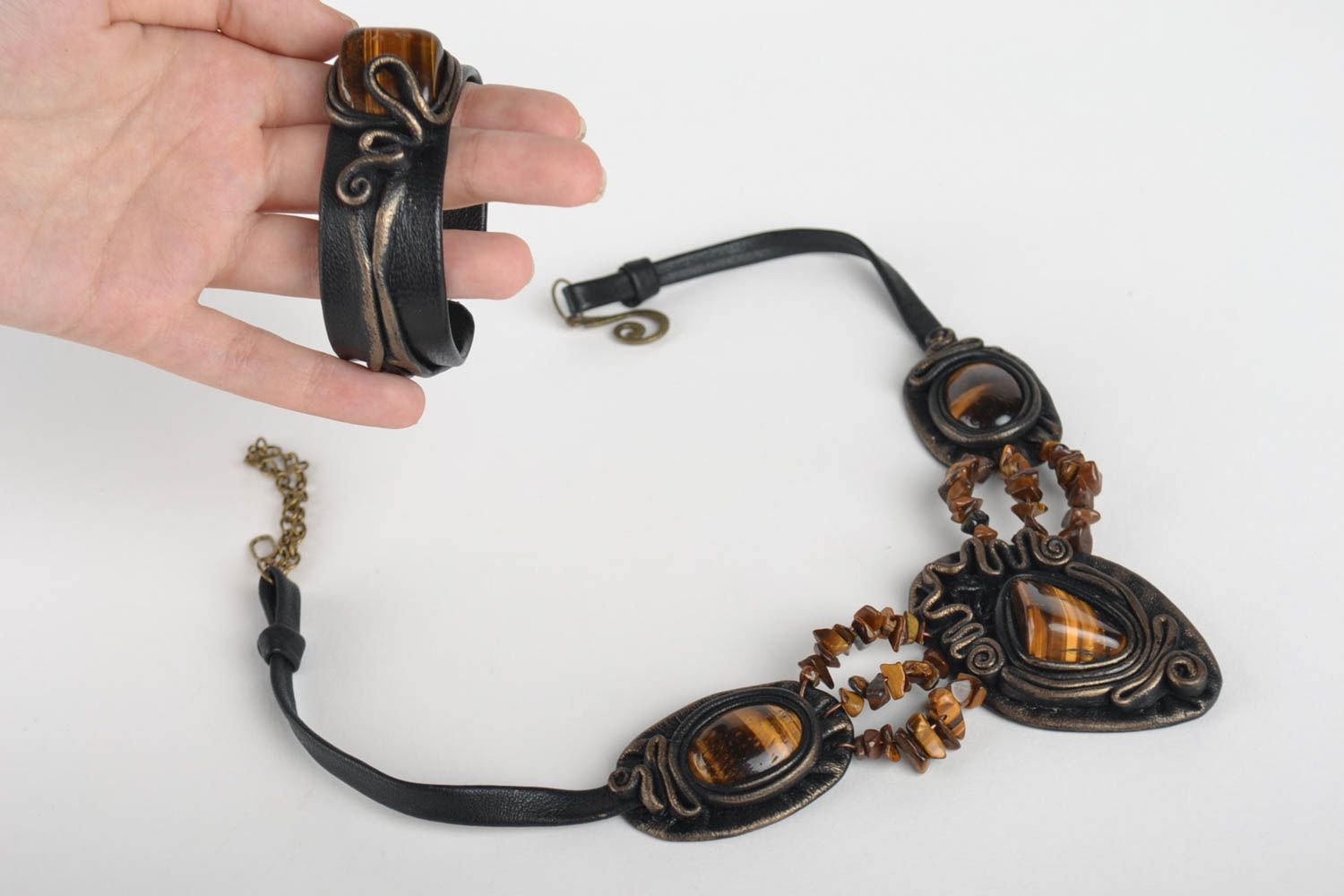 Parure collier et bracelet Bijoux faits main noirs Cadeau pour femme original photo 5