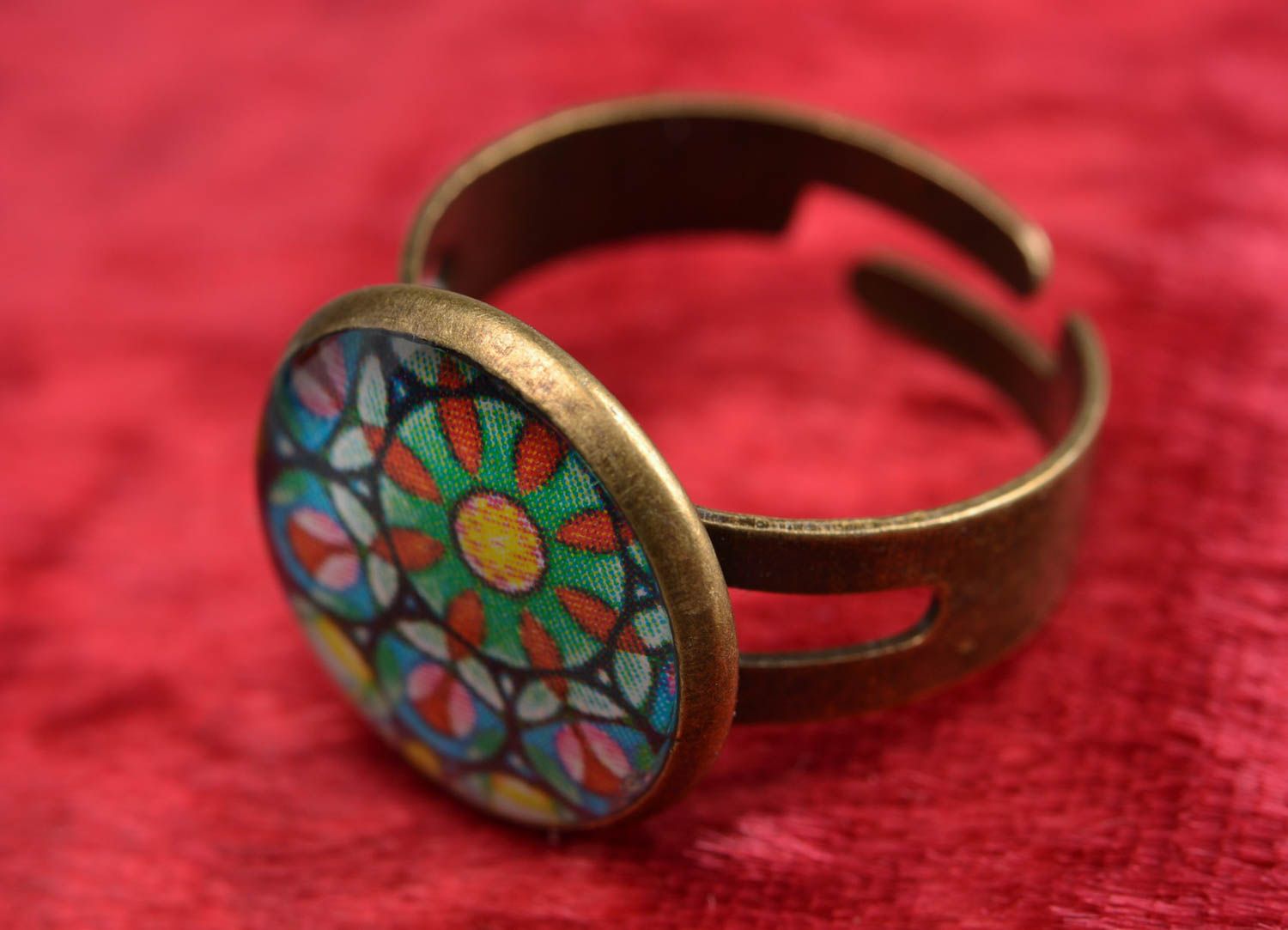 Круглое кольцо с орнаментом в технике декупаж ручной работы под ювелирной смолой фото 1